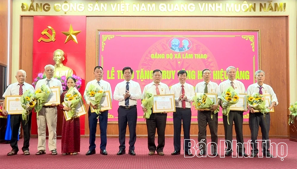 46 đảng viên xã Lâm Thao được trao tặng, truy tặng Huy hiệu Đảng đợt 19/5