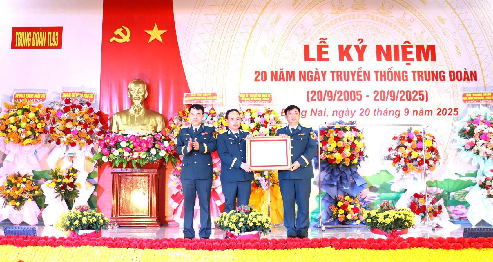 Thừa ủy quyền của Bộ trưởng Bộ Quốc phòng, Thiếu tướng Vũ Đại Dương, Phó Tư lệnh Quân chủng Phòng không không quân (bìa trái) trao bằng khen của Bộ trưởng Bộ Quốc phòng cho Trung đoàn 93. Ảnh: Nguyệt Hà