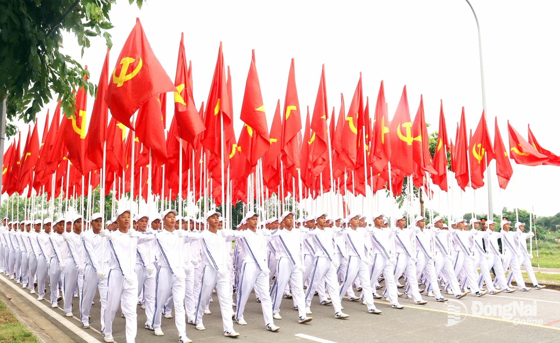 Khối cờ Đảng, cờ Tổ quốc tập luyện. Ảnh: Nguyệt Hà