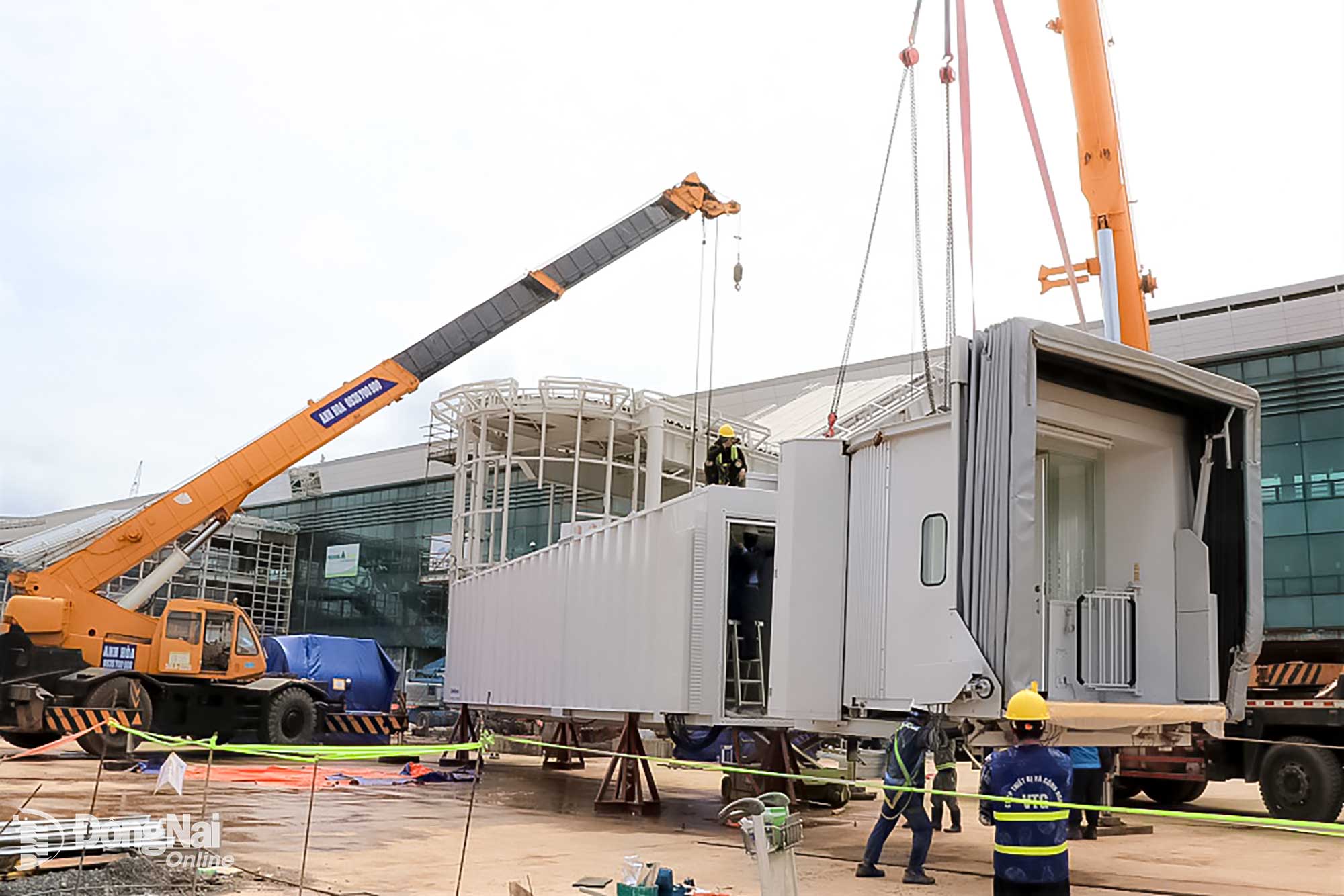 Trước khi được lắp đặt vào phần kết cấu thép, cầu ống lồng sẽ được lắp ráp đồng bộ với phần cabin. Ảnh: Phạm Tùng  