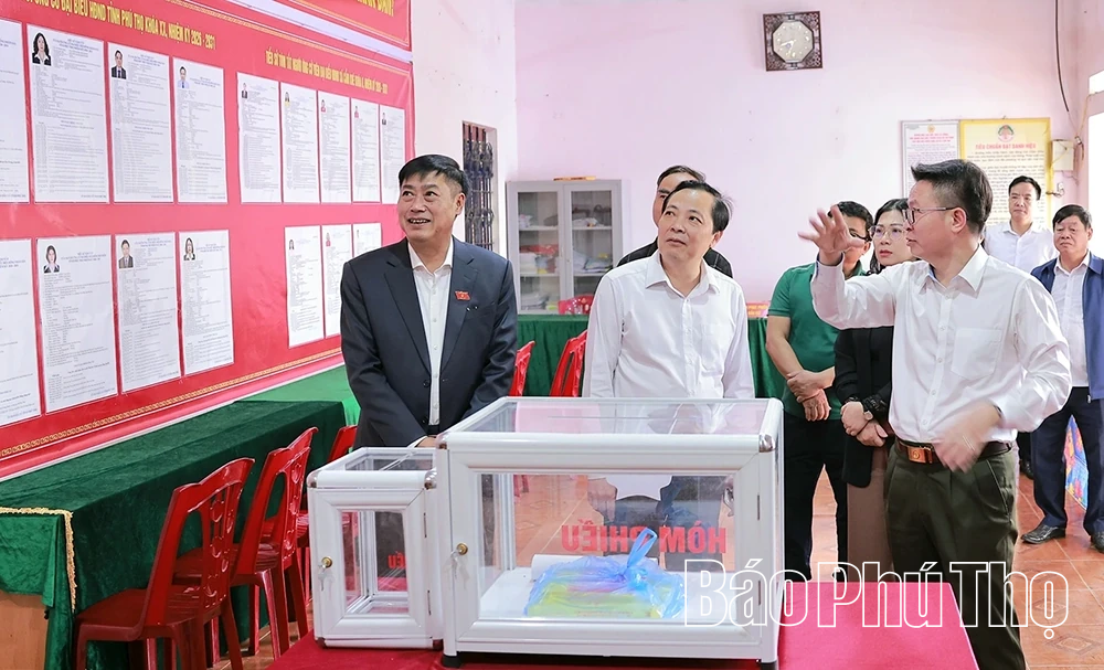 Chủ nhiệm Ủy ban Công tác đại biểu của Quốc hội Nguyễn Hữu Đông kiểm tra công tác chuẩn bị bầu cử tại xã Cẩm Khê