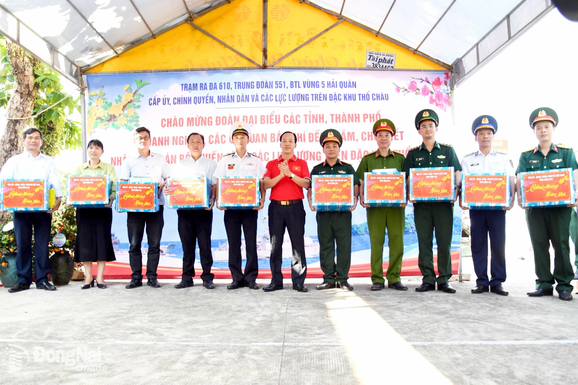 Thượng t&aacute; B&ugrave;i Kh&aacute;nh H&ograve;a, Ph&oacute; Chỉ huy trưởng Bộ Chỉ huy Qu&acirc;n sự tỉnh Đồng Nai, trưởng đo&agrave;n c&ocirc;ng t&aacute;c tỉnh Đồng Nai tặng qu&agrave; c&aacute;n bộ, chiến sĩ v&agrave; nh&acirc;n d&acirc;n tr&ecirc;n đảo Thổ Ch&acirc;u. Ảnh: Xu&acirc;n Lượng