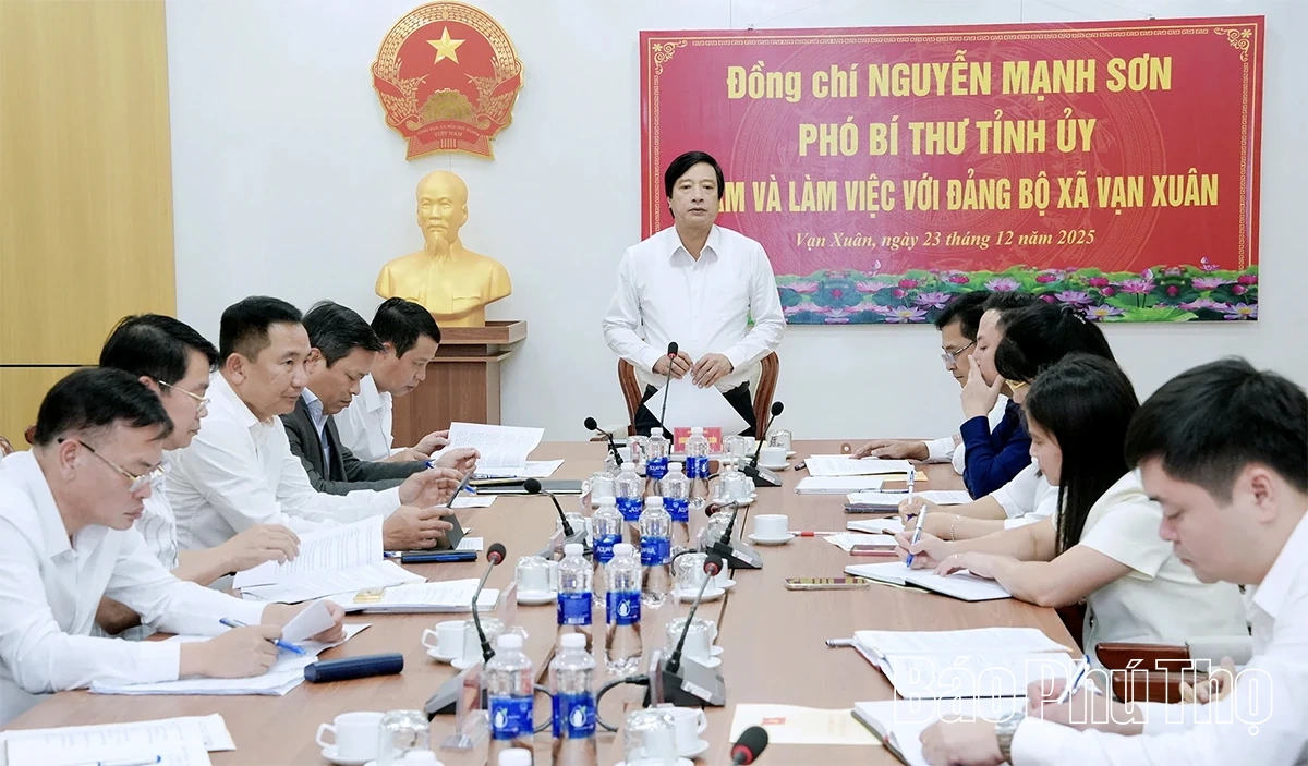 Đồng ch&iacute; Nguyễn Mạnh Sơn - Ph&oacute; B&iacute; thư Tỉnh ủy thăm v&agrave; l&agrave;m việc với Đảng bộ x&atilde; Vạn Xu&acirc;n