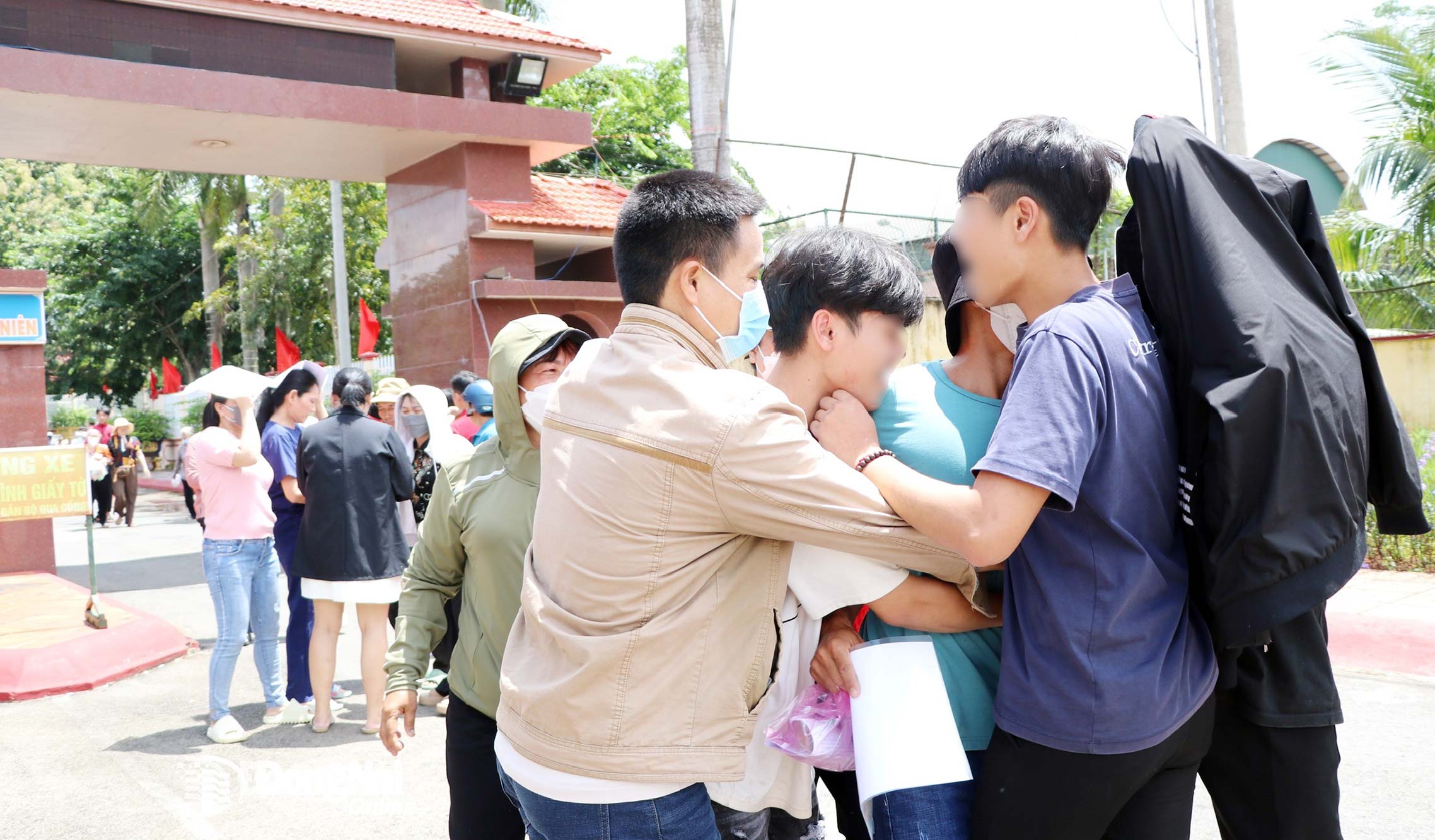 Các phạm nhân mới được đặc xá, trở về trong vòng tay yêu thương của gia đình, người thân. Ảnh: Tố Tâm