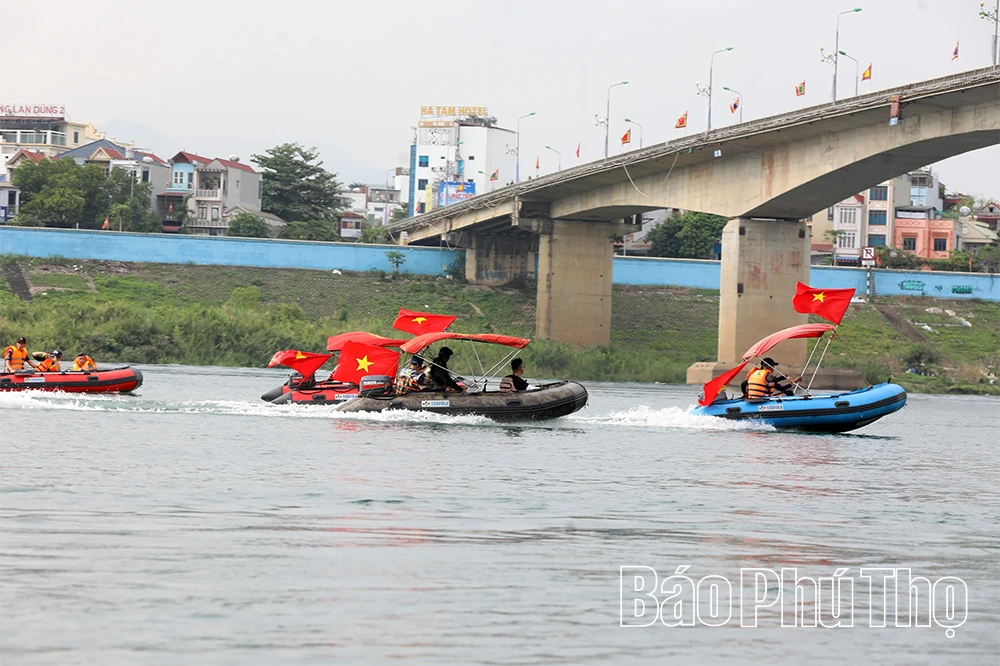 Mãn nhãn màn biểu diễn cano hơi nước tại Lễ cầu ngư
