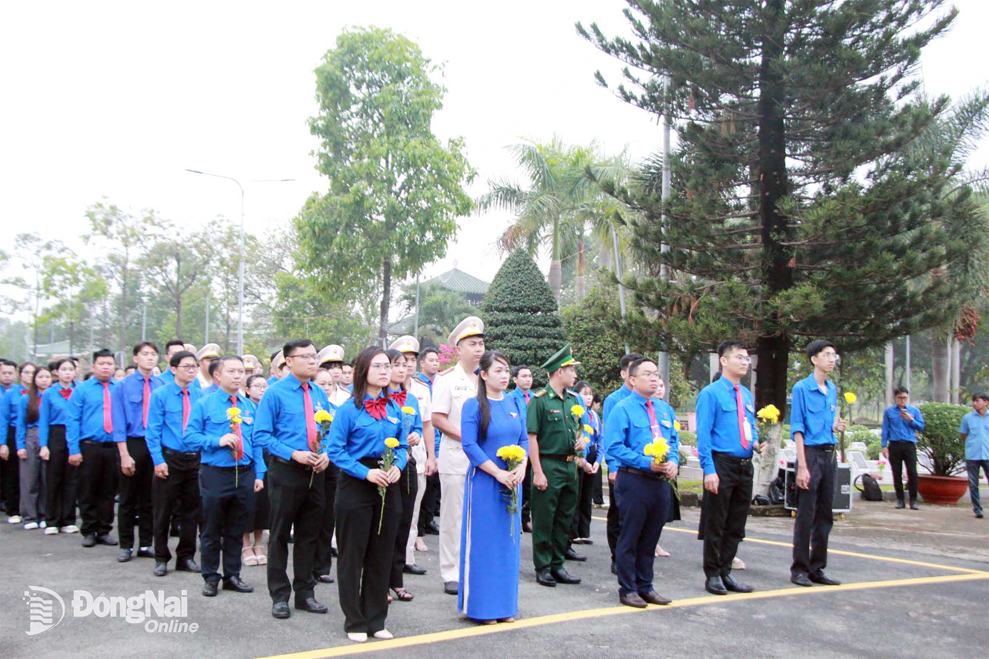 Đoàn đại biểu viếng Nghĩa trang liệt sĩ tỉnh Đồng Nai. Ảnh: Nga Sơn