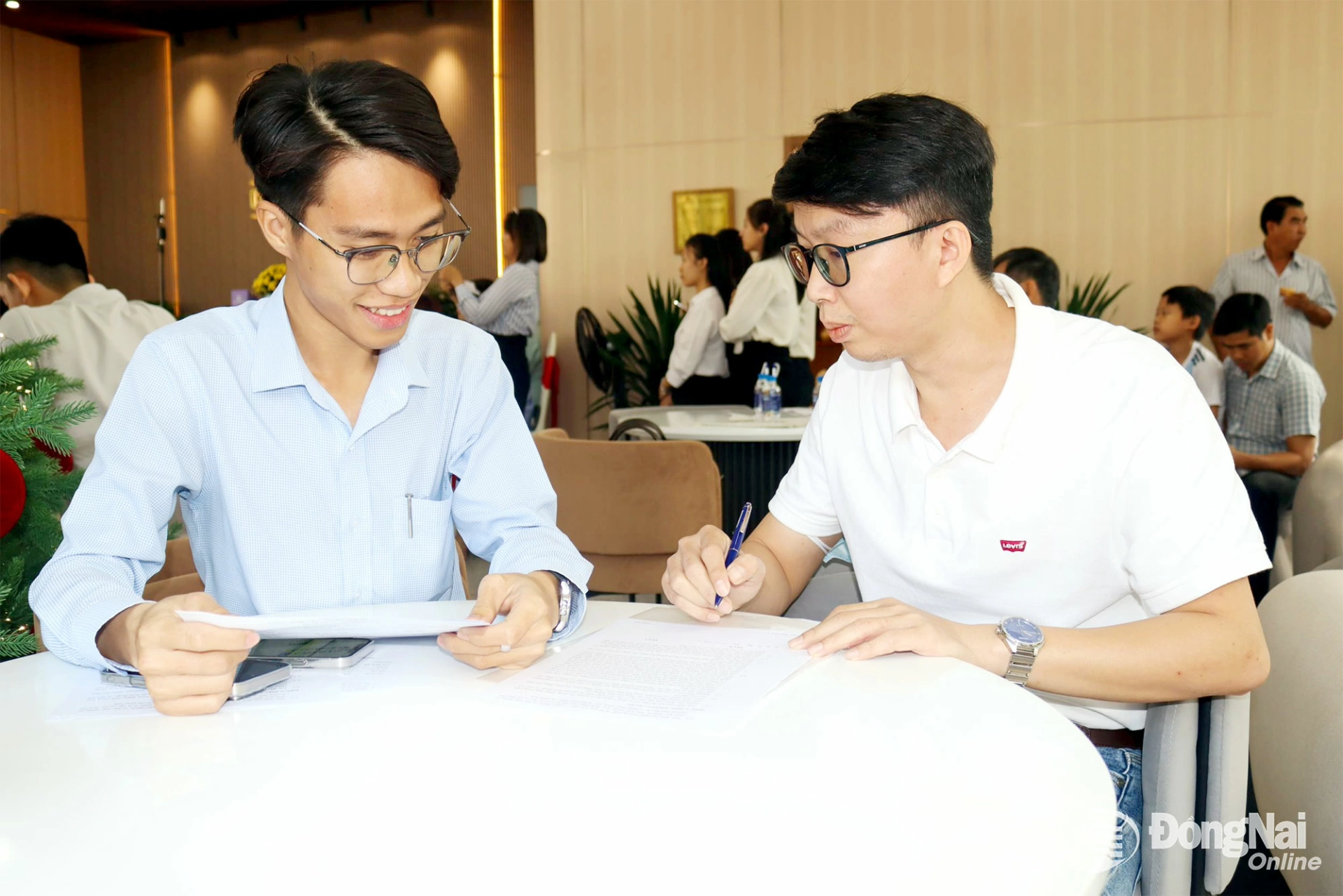 Kh&aacute;ch h&agrave;ng k&yacute; hợp đồng vay vốn tại buổi tọa đ&agrave;m, tư vấn v&agrave; hướng dẫn hồ sơ vay vốn mua nh&agrave; ở x&atilde; hội tại dự &aacute;n Eco Residence Long B&igrave;nh T&acirc;n.&nbsp;Ảnh: Ho&agrave;ng Lộc