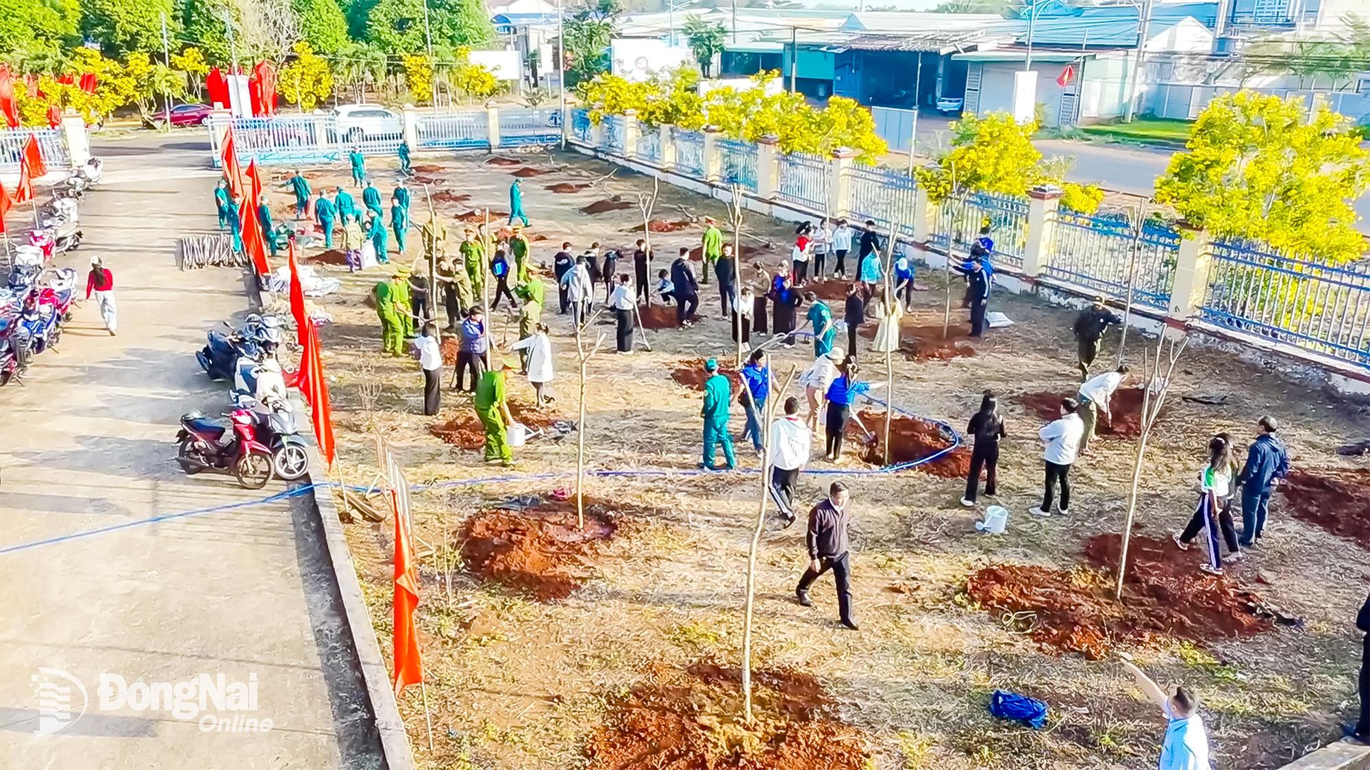 C&aacute;c đại biểu tham gia trồng 30 c&acirc;y gi&aacute;ng hương tại khu&ocirc;n vi&ecirc;n Trung t&acirc;m Văn h&oacute;a - Thể thao khu phố B&igrave;nh Điền, phường Phước B&igrave;nh. Ảnh: Ngọc Cương