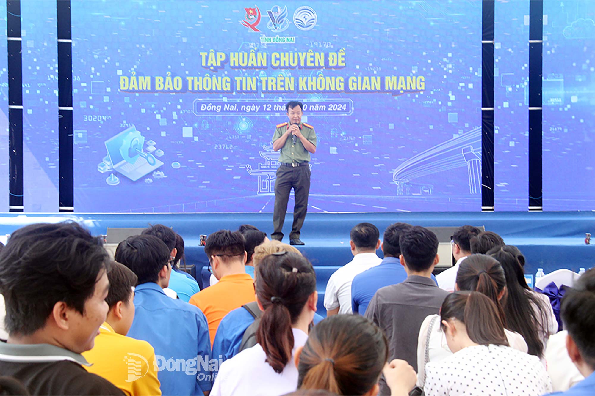 Một hoạt động tập huấn về bảo đảm an toàn thông tin, cảnh báo các chiêu thức lừa đảo trên không gian mạng diễn ra tại xã Định Quán. Ảnh: Hải Quân