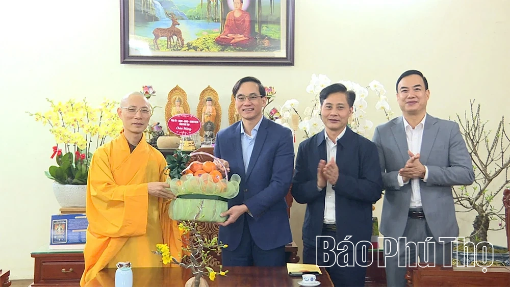 Thăm, tặng qu&agrave; c&aacute;c trụ tr&igrave;, tăng ni, phật tử nh&acirc;n dịp Tết Nguy&ecirc;n đ&aacute;n