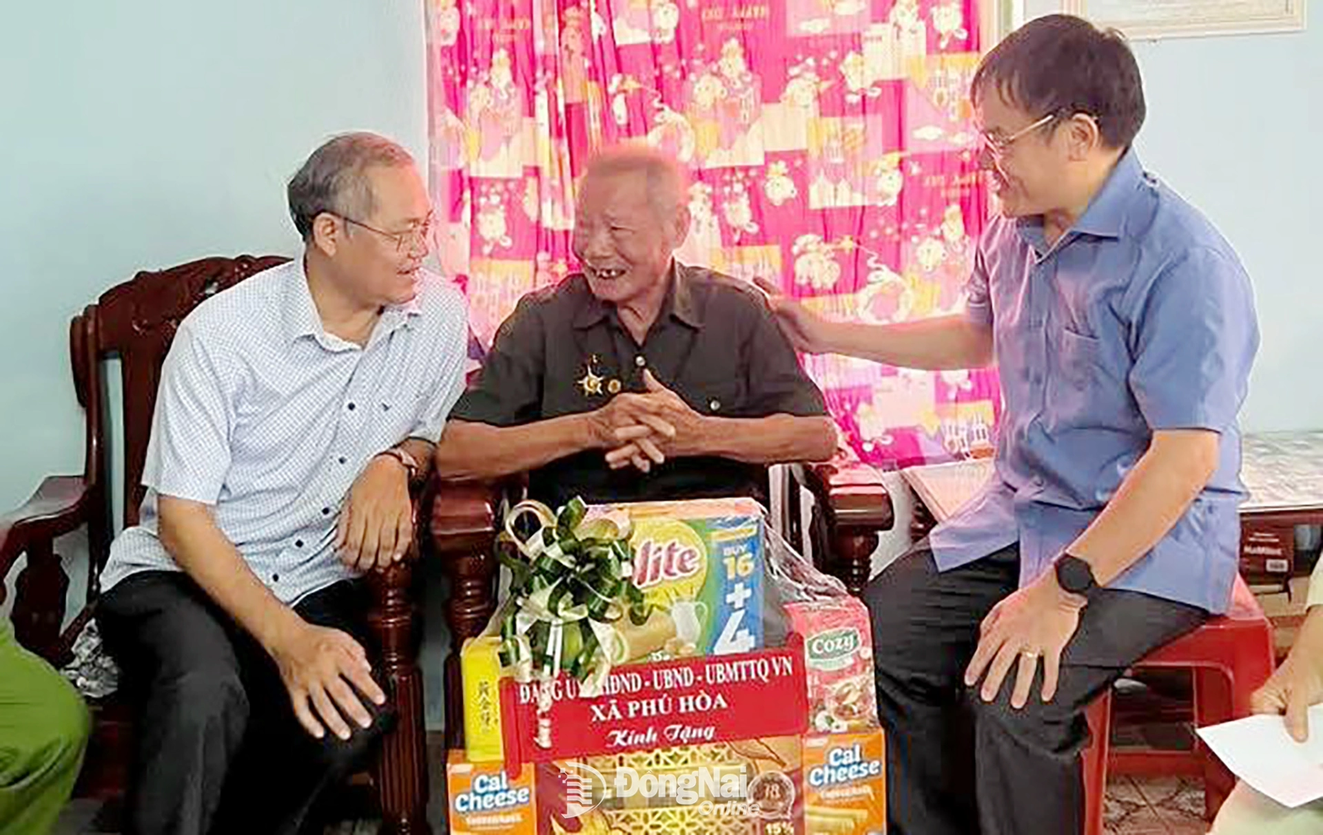 Lãnh đạo Đảng ủy, HĐND, UBND xã Phú Hòa thăm gia đình chính sách. Ảnh: Thanh Sơn