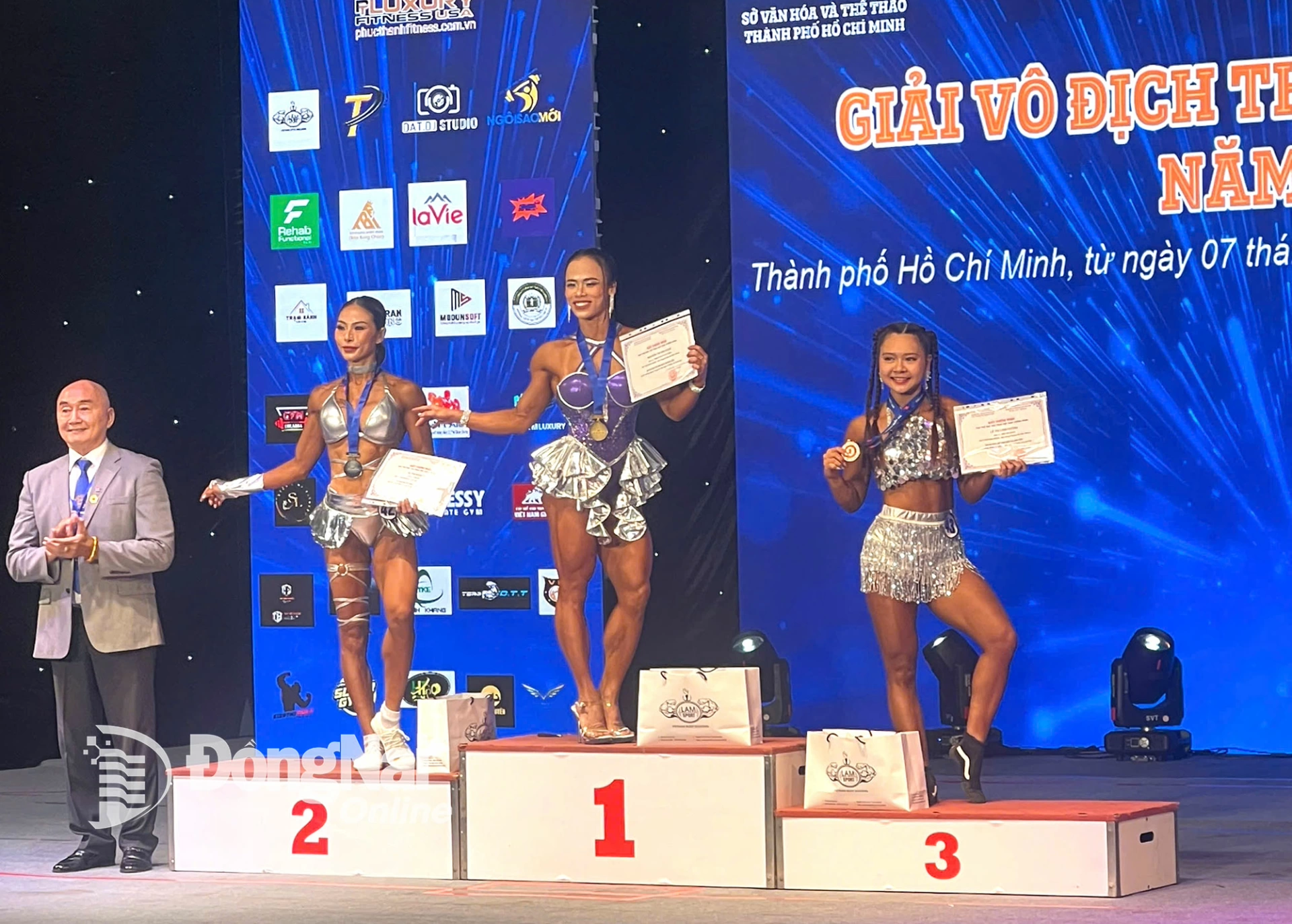 Vận động viên Tạ Thị Ngọc Bích (bìa trái) trên bục nhận huy chương bạc nội dung Fitness nữ đến 165cm. Ảnh: Huy Anh