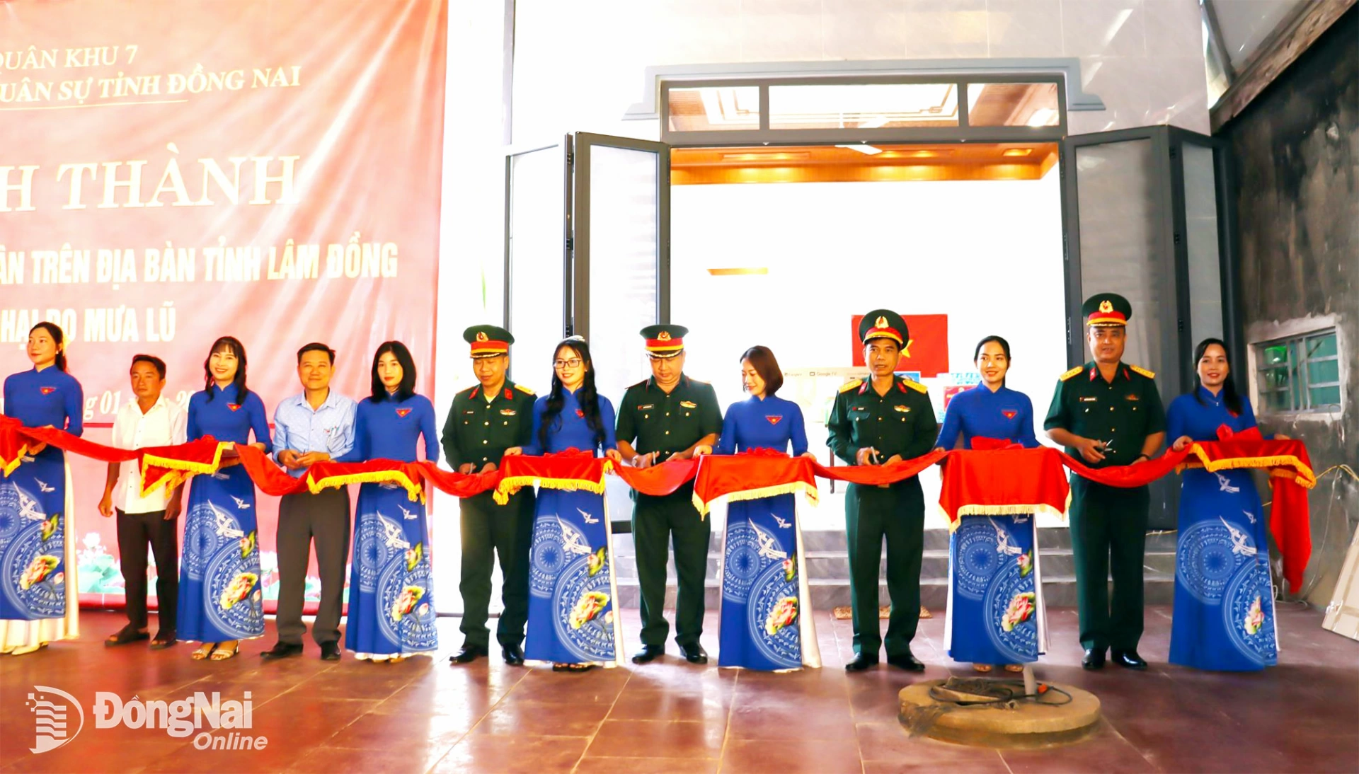 Thủ trưởng Bộ Chỉ huy Qu&acirc;n sự tỉnh Đồng Nai v&agrave; đại biểu cắt băng kh&aacute;nh th&agrave;nh b&agrave;n giao nh&agrave; cho &ocirc;ng Phạm Văn Hải (x&atilde; C&aacute;t Ti&ecirc;n, tỉnh L&acirc;m Đồng). Ảnh: Nguyệt H&agrave;