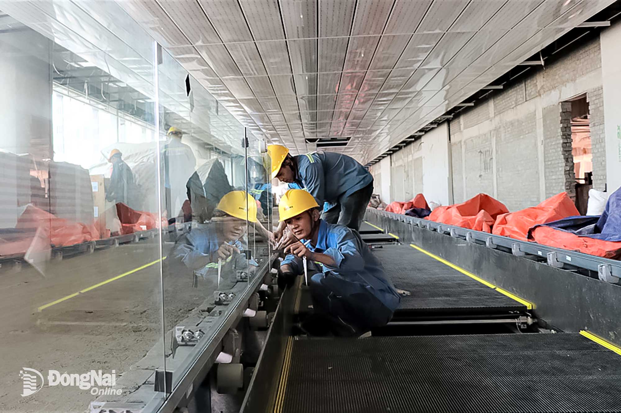 Trước đó, hệ thống cầu thang bộ tại nhà ga hành khách Sân bay Long Thành cũng đã được tiến hành lắp đặt. Ảnh: Phạm Tùng  