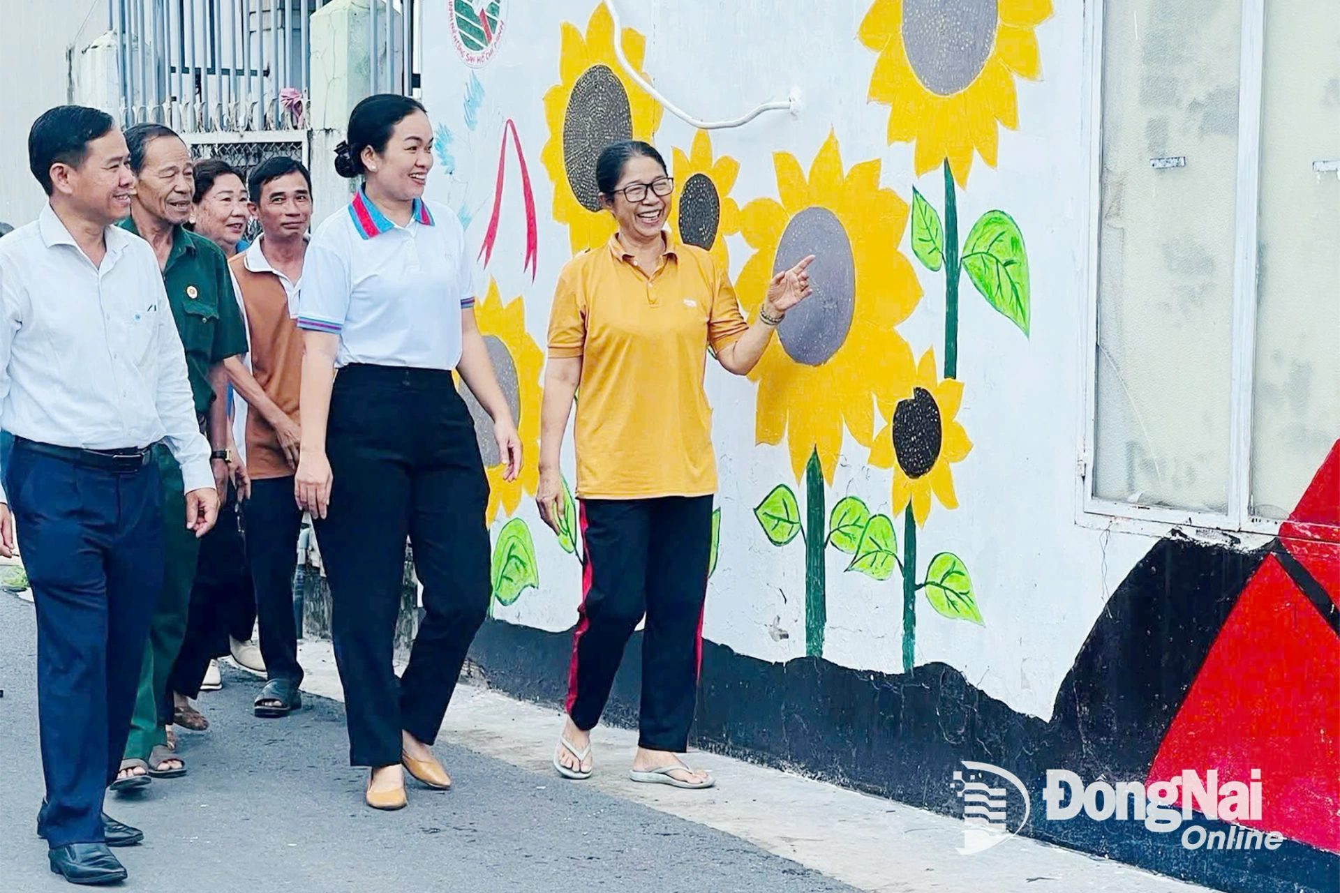 Lãnh đạo Đảng ủy xã Phú Hòa động viên người dân ở khu dân cư cùng nhau xây dựng thôn xóm xanh - sạch - đẹp. Ảnh: Thanh Sơn