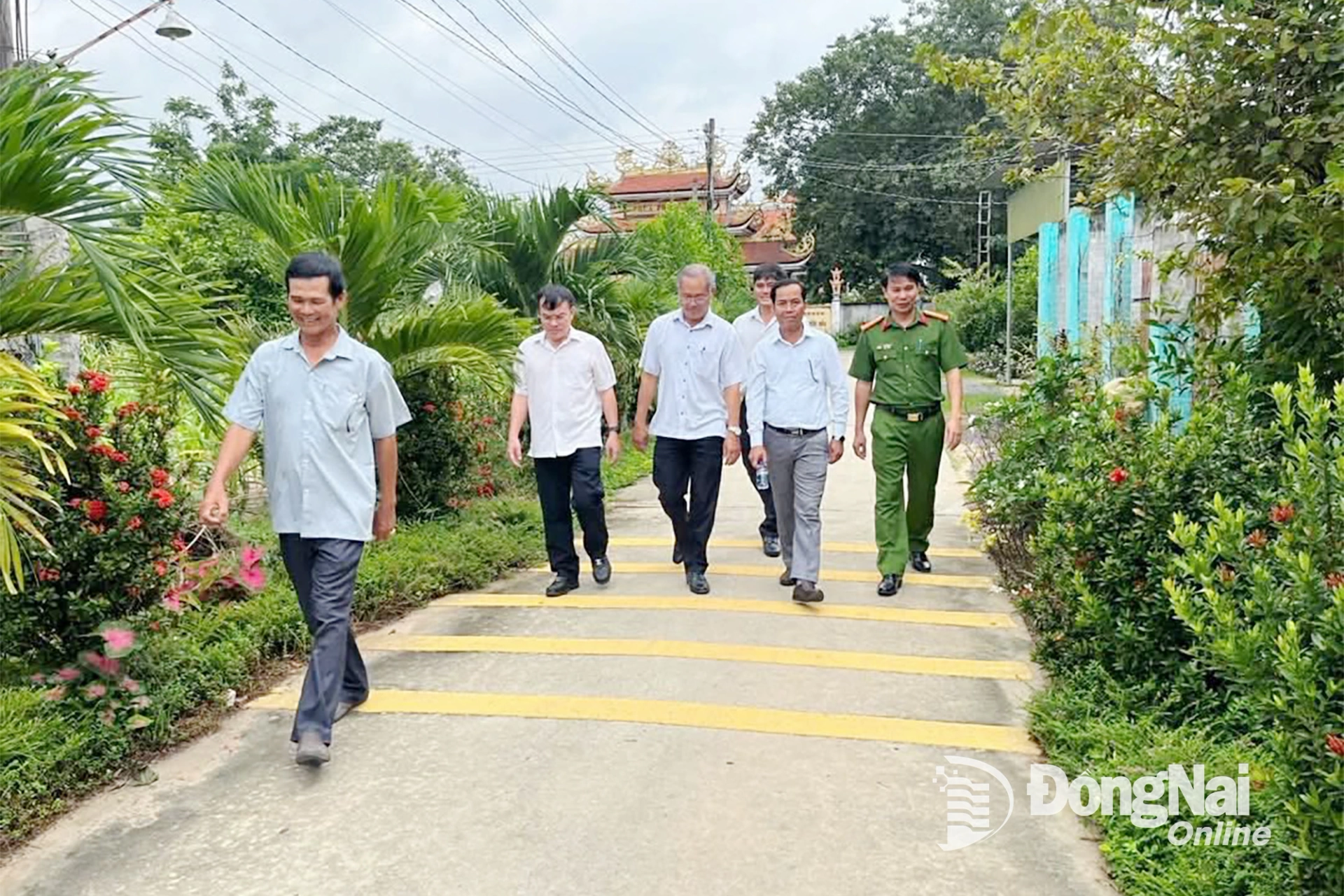 Lãnh đạo Đảng ủy, HĐND, UBND, Ủy ban MTTQ Việt Nam xã Phú Hòa đi thăm cơ sở. Ảnh: Thành Sơn