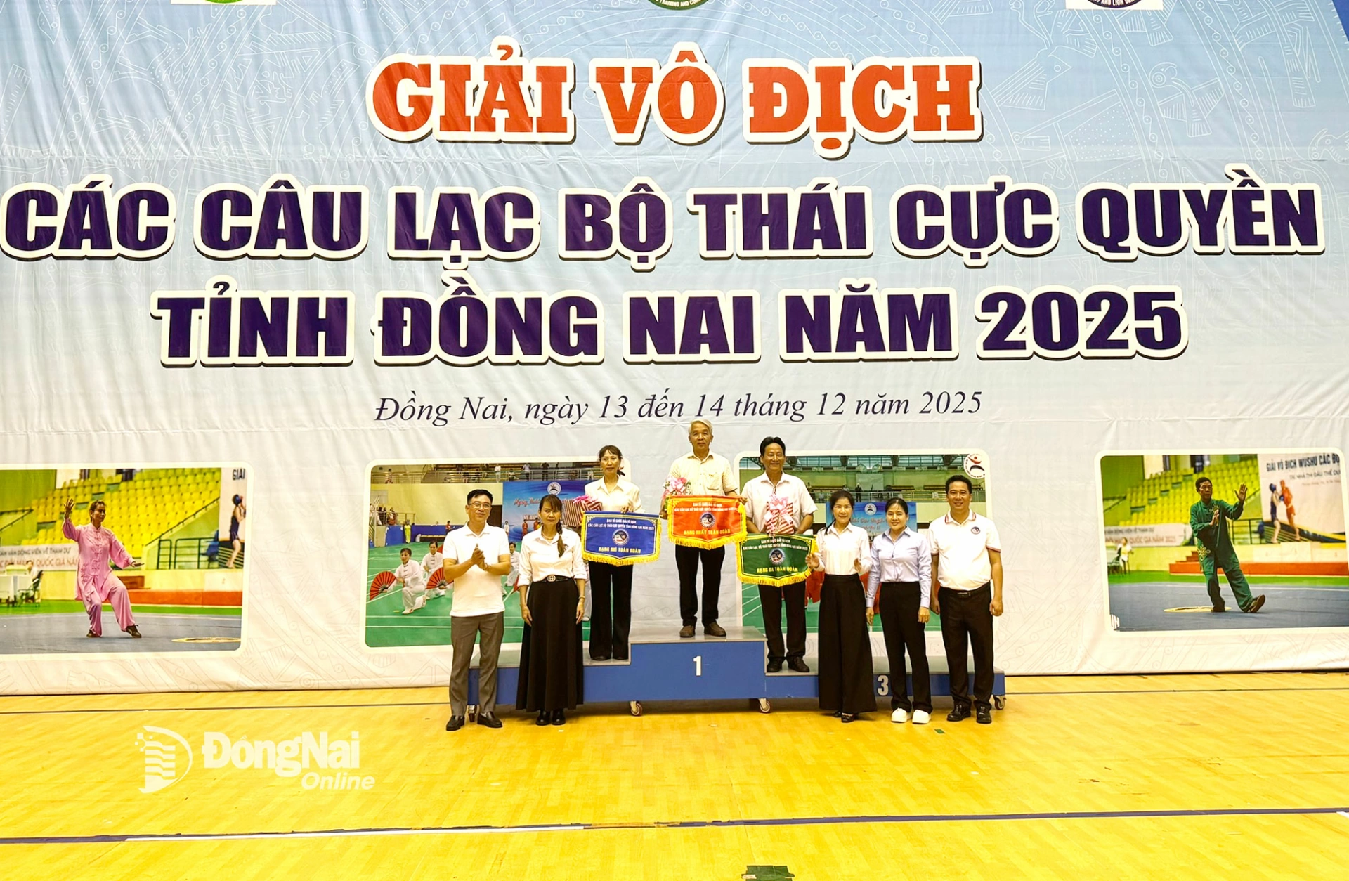 Ban tổ chức trao cờ cho ba đơn vị dẫn đầu toàn đoàn. Ảnh: ĐVCC