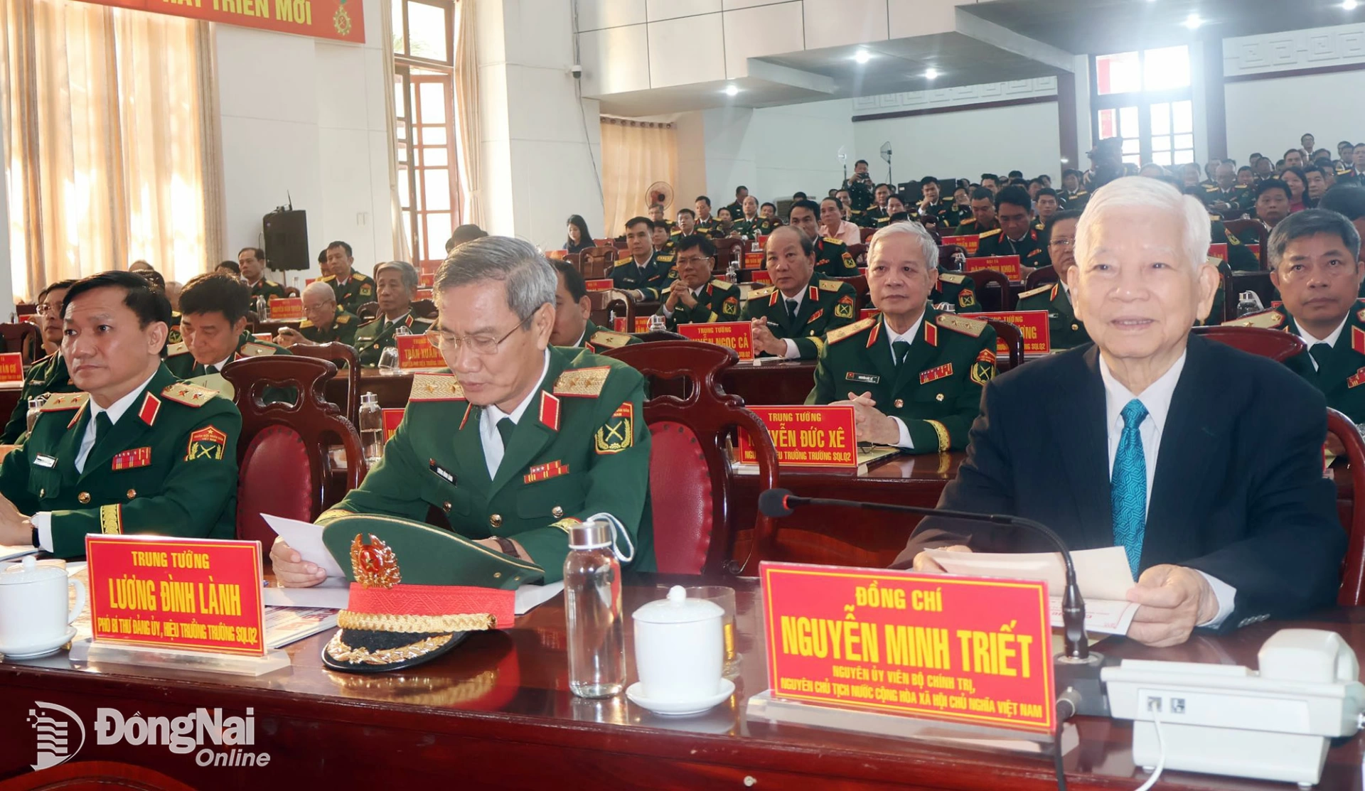 Nguyên Ủy viên Bộ Chính trị, nguyên Chủ tịch nước Nguyễn Minh Triết và thủ trưởng nhà trường dự lễ. Ảnh: Nguyệt Hà