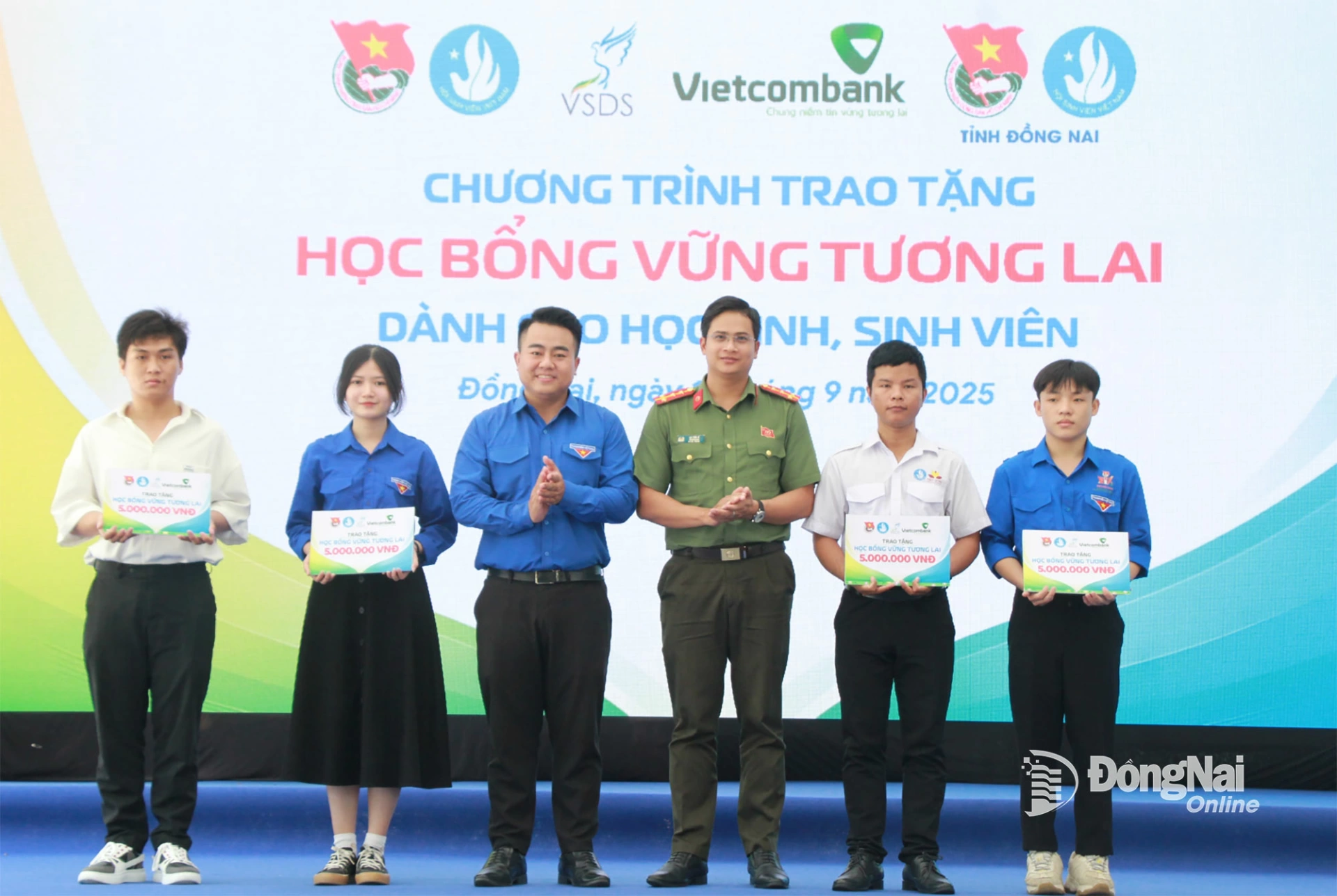 4 cá nhân được nhận học bổng loại B. Ảnh: Nga Sơn