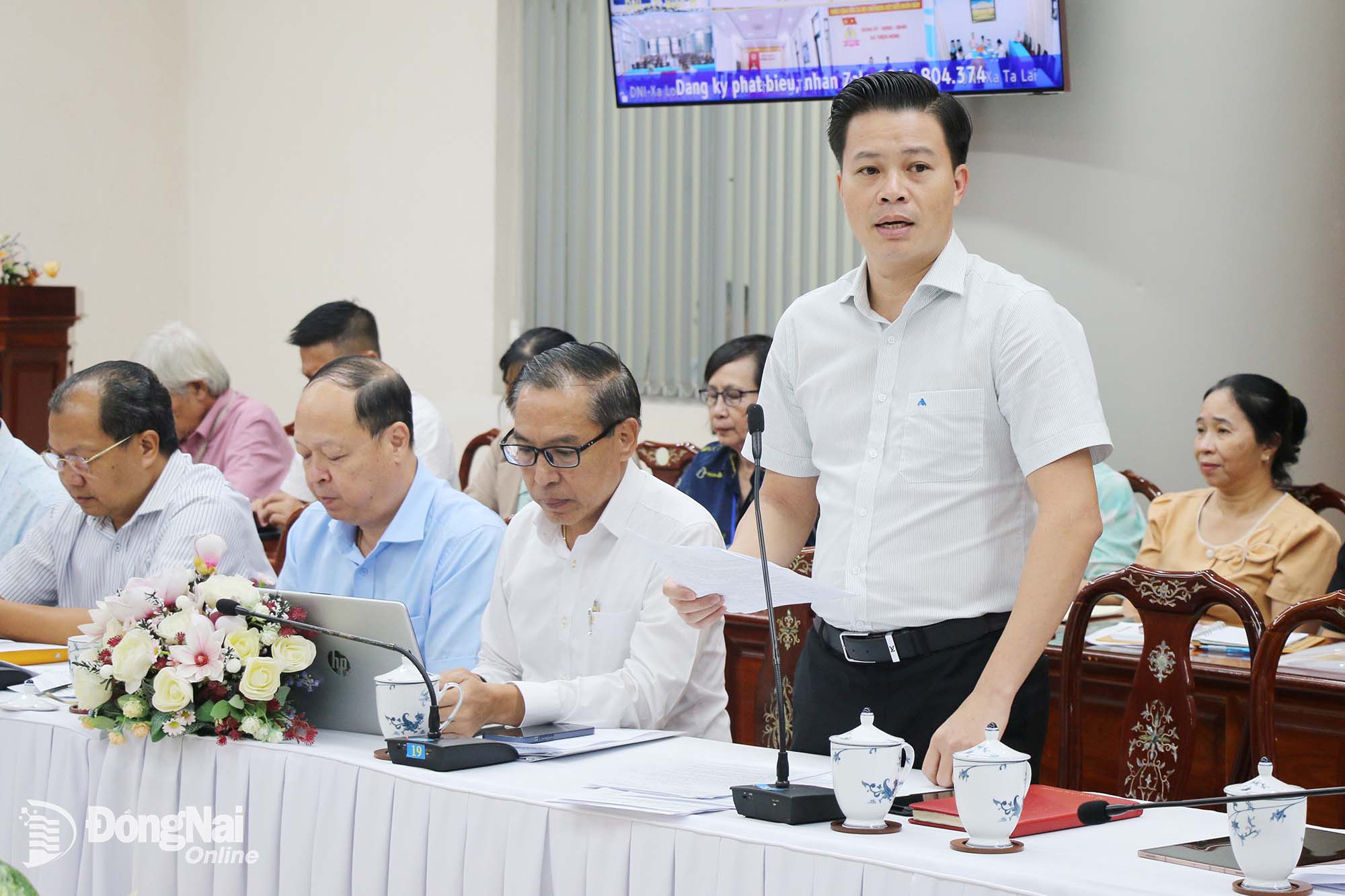 Đại diện các sở, ngành, đơn vị phát biểu ý kiến tại cuộc họp. Ảnh: Hải Quân