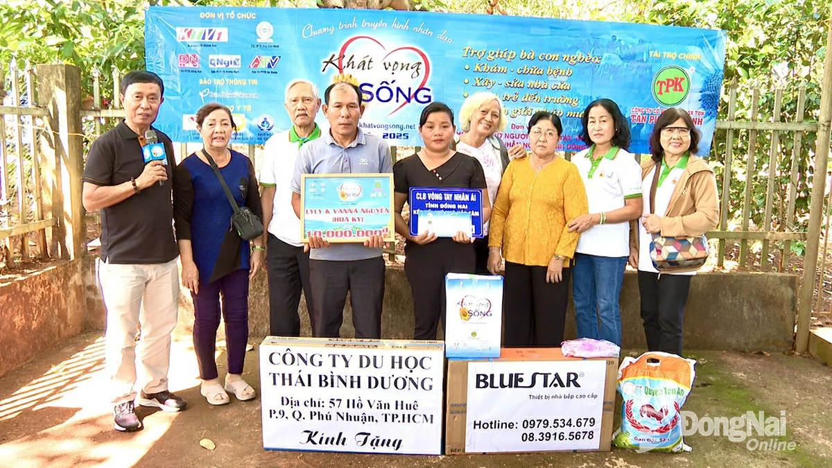 Gia đình chị Thương xúc động khi đón nhận tình cảm yêu thương và tấm lòng sẻ chia từ các đội nhóm thiện nguyện, nhà hảo tâm. Ảnh: Phú Quý