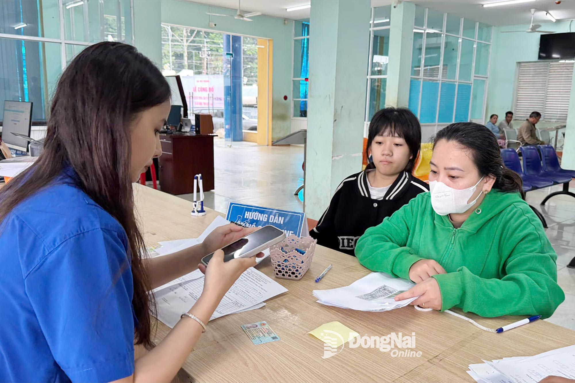 Nhân viên Trung tâm Phục vụ hành chính công xã Bù Đăng hướng dẫn người dân nộp hồ sơ trực tuyến. Ảnh: Đức Tú