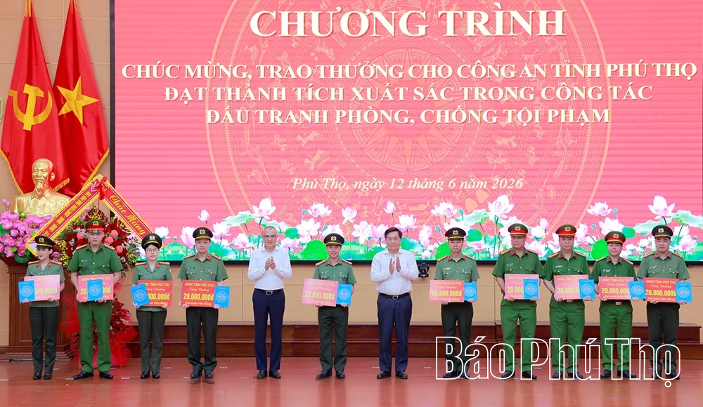 Chúc mừng và trao thưởng cho Công an tỉnh Phú Thọ có thành tích xuất sắc trong công tác đấu tranh phòng, chống tội phạm