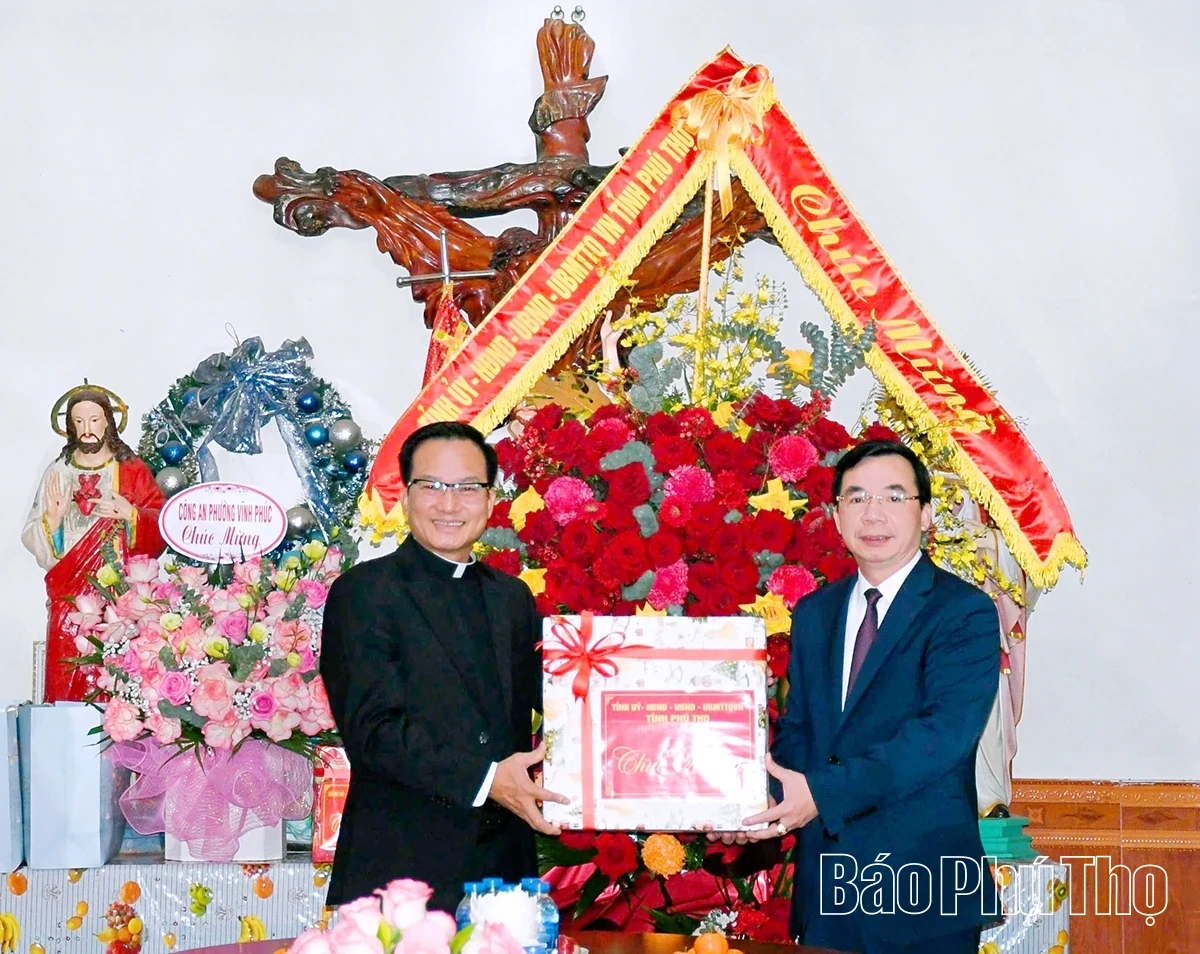 Ph&oacute; B&iacute; thư Tỉnh ủy B&ugrave;i Huy Vĩnh thăm, ch&uacute;c mừng Gi&aacute;o xứ Vĩnh Y&ecirc;n
