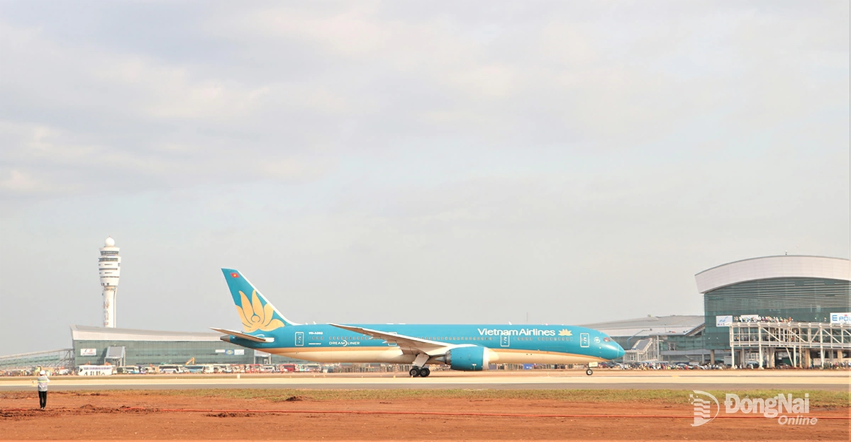 Máy bay di chuyển qua nhà ga hành khách phía đuôi là đài kiểm soát không lưu Sân bay Long Thành