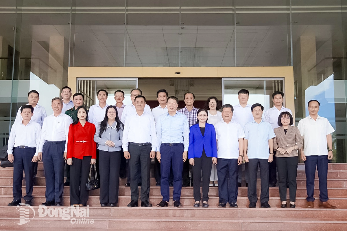 Lãnh đạo 2 tỉnh Đồng Nai và Quảng Trị chụp hình lưu niệm. Ảnh: Hùng Cường