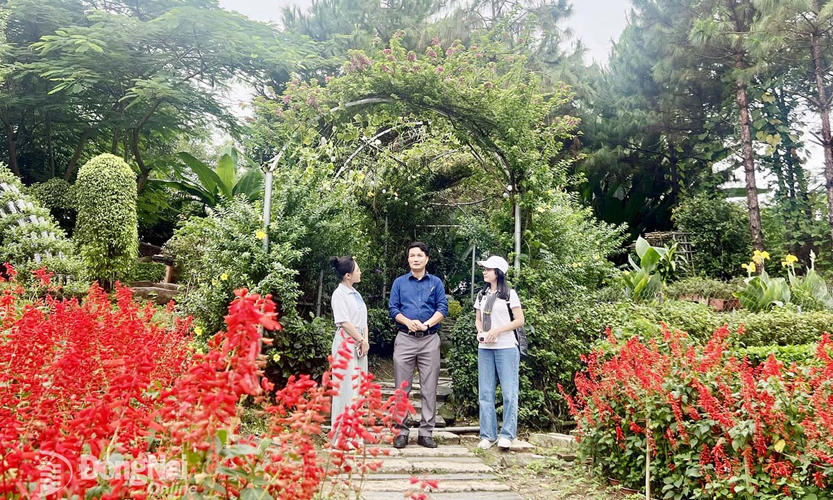 Ông Phạm Hồng Phong, Giám đốc Trung tâm Văn hóa, Thông tin, Thể thao và Bảo tồn Thiên nhiên núi Chứa Chan chia sẻ cùng hai MC Diệu Hiền - Minh Tuyết về những hoạt động du lịch trải nghiệm thú vị được du khách ưa thích tại đây. Ảnh: Thanh Thùy