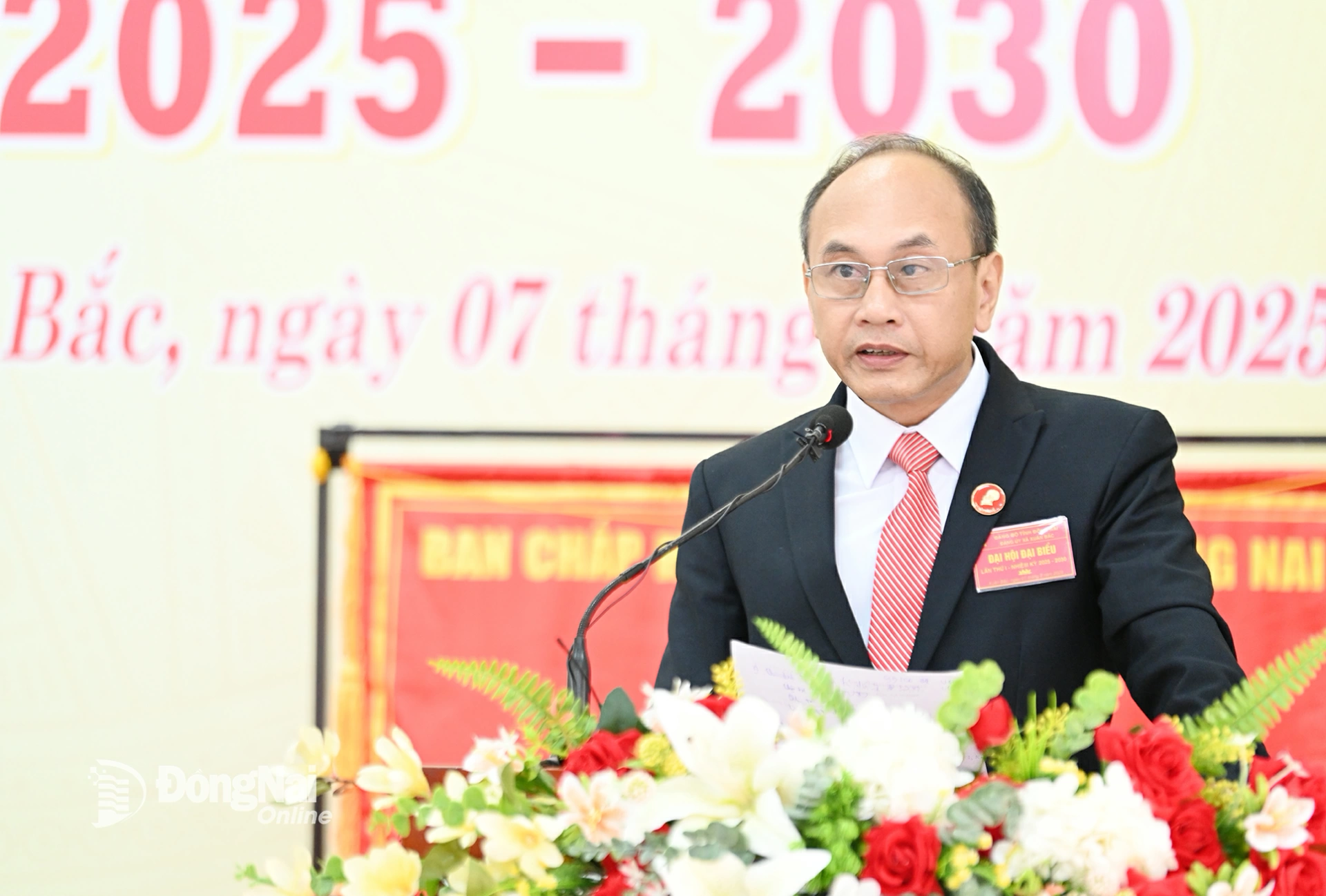 Đồng chí Trần Lâm Sinh, Bí thư Đảng ủy, Chủ tịch HĐND xã Xuân Bắc phát biểu khai mạc đại hội. Ảnh: Hoàng Vũ