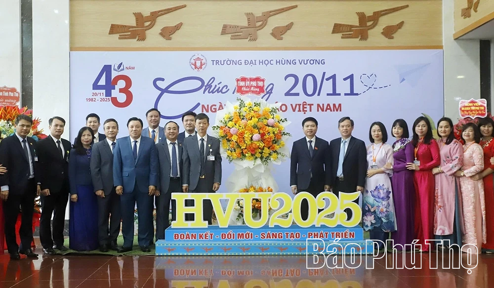 Bí thư Tỉnh ủy Trương Quốc Huy thăm, động viên, chúc mừng ngành Giáo dục và Đào tạo