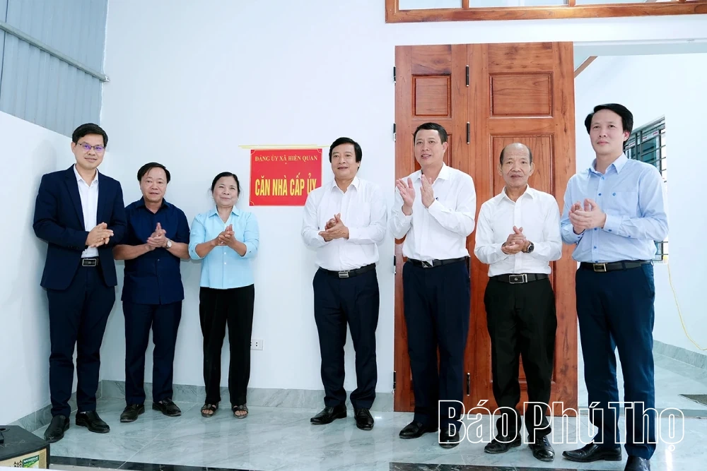 B&agrave;n giao &ldquo;Căn nh&agrave; cấp ủy&rdquo; cho đảng vi&ecirc;n tại x&atilde; Hiền Quan