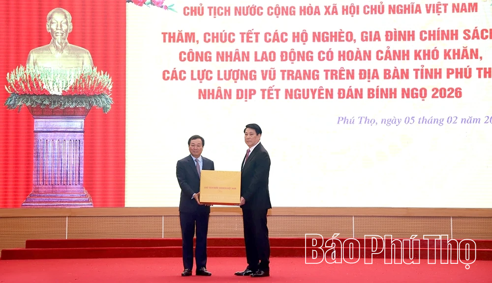 Chủ tịch nước Lương Cường thăm, tặng qu&agrave; v&agrave; ch&uacute;c Tết tại Ph&uacute; Thọ