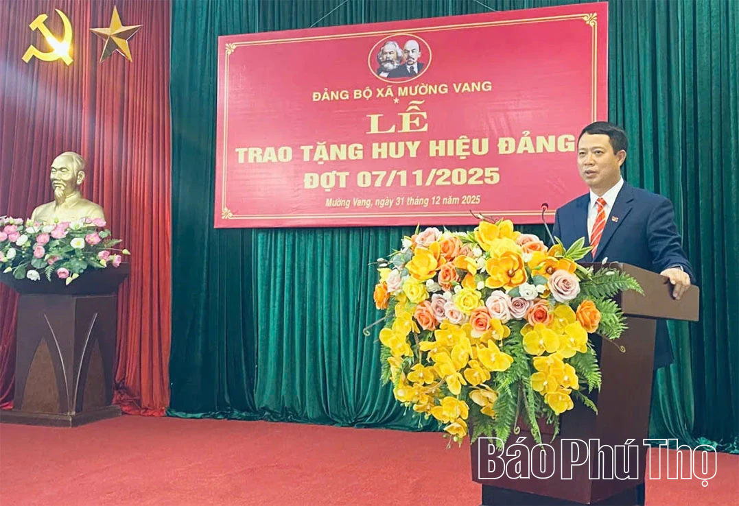 Trao Huy hiệu 50 năm tuổi Đảng cho đảng vi&ecirc;n
