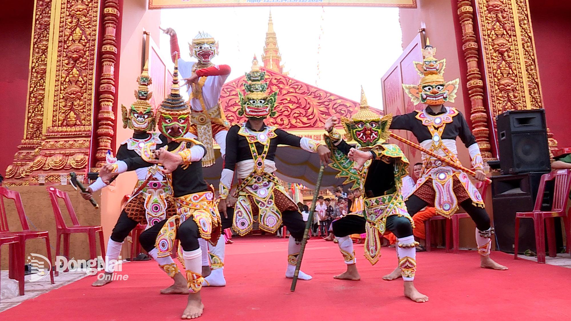 Múa chằn chính là sự hòa quyện giữa trang phục sặc sỡ, mặt nạ biểu trưng cùng động tác múa dứt khoát, uyển chuyển mà mạnh mẽ. Ảnh: Từ Huy