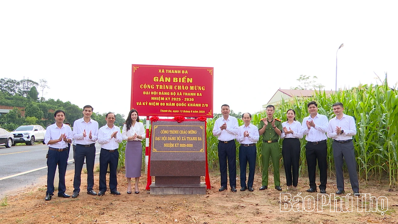 Thanh Ba gắn biển công trình chào mừng Đại hội Đảng