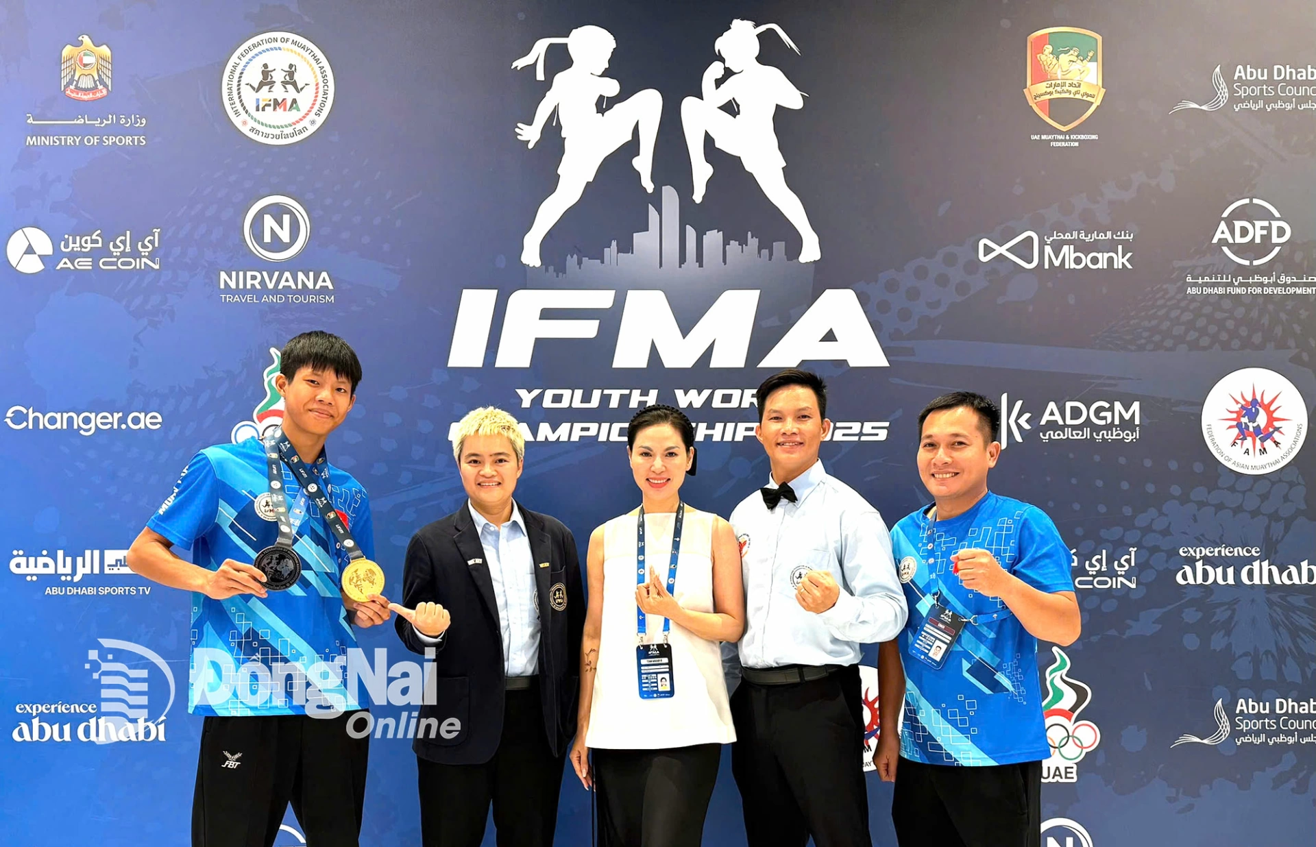 Vận động viên Mai Tuấn Huy (bìa trái) chụp hình lưu niệm với bà Từ Thị Lê Na, Phụ trách môn Muay của Cục Thể dục Thể thao Việt Nam, huấn luyện viên. Ảnh: ĐVCC