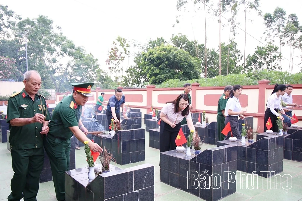 Xã Dân Chủ dâng hương tưởng niệm các anh hùng liệt sĩ, triển khai lấy mẫu hài cốt phục vụ giám định ADN
