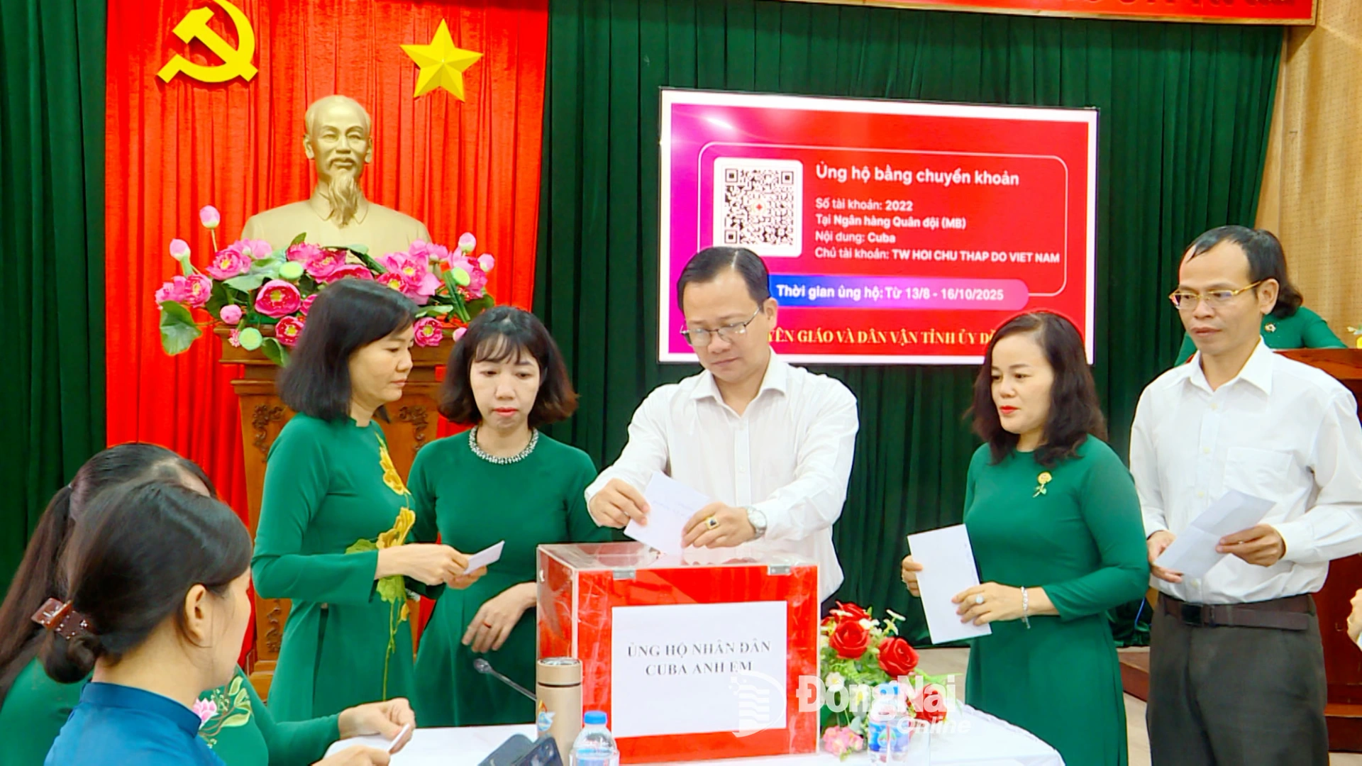 Cán bộ, viên chức, người lao động Ban Tuyên giáo và Dân vận Tỉnh ủy Đồng Nai quyên góp, ủng hộ nhân dân Cuba. Ảnh: Quang Phát