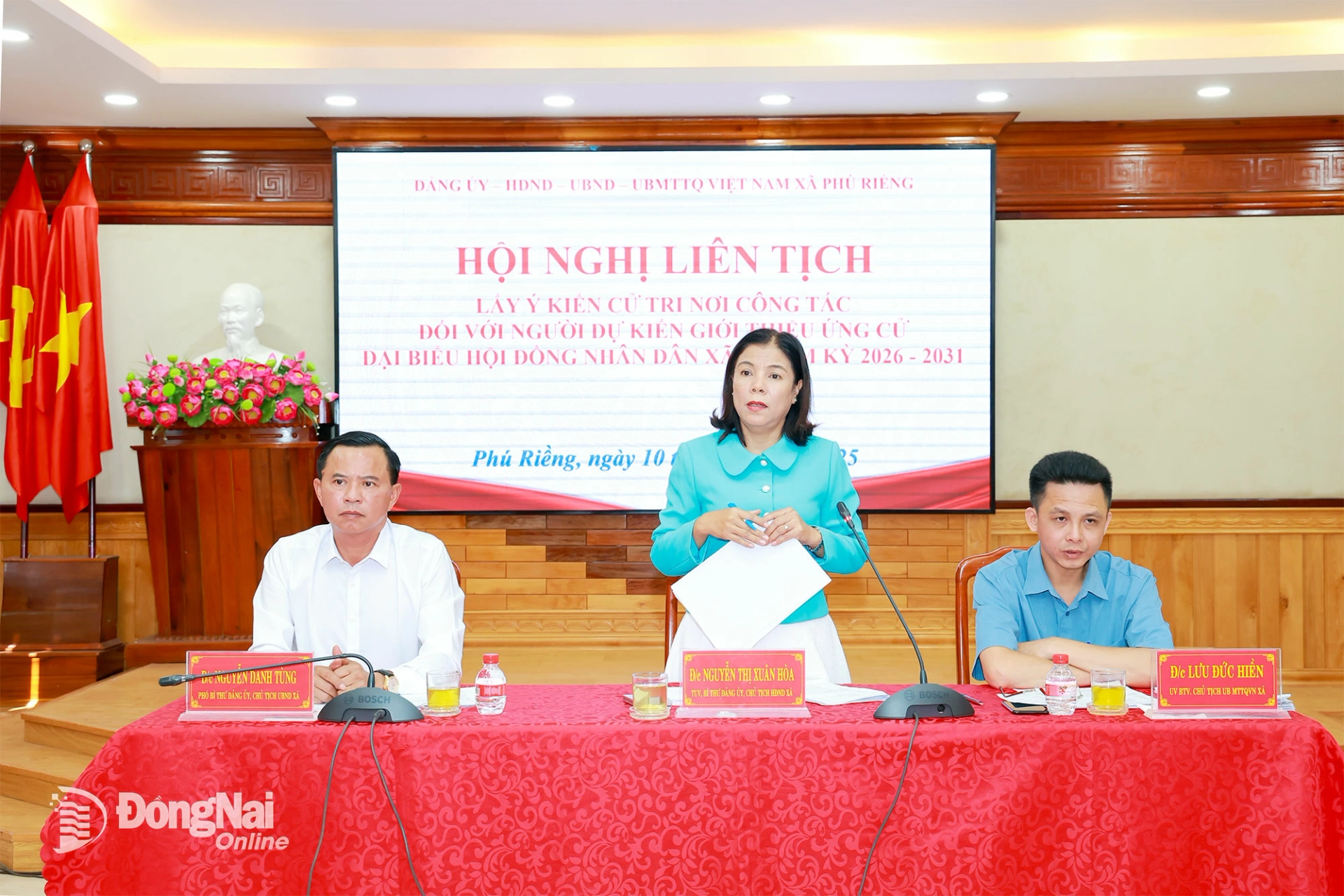 Tỉnh ủy vi&ecirc;n, B&iacute; thư Đảng ủy, Chủ tịch HĐND x&atilde; Ph&uacute; Riềng Nguyễn Thị Xu&acirc;n H&ograve;a điều h&agrave;nh hội nghị. Ảnh: Vũ Nguyện