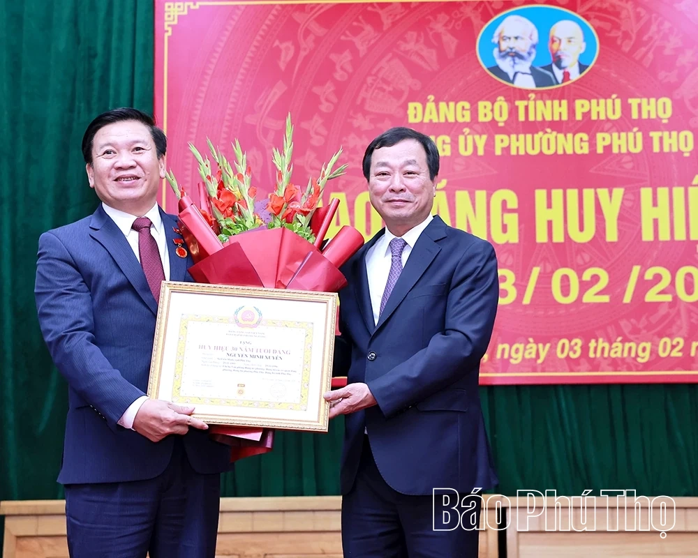 Ph&oacute; B&iacute; thư Thường trực Tỉnh ủy B&ugrave;i Văn Quang trao Huy hiệu Đảng tại phường Ph&uacute; Thọ
