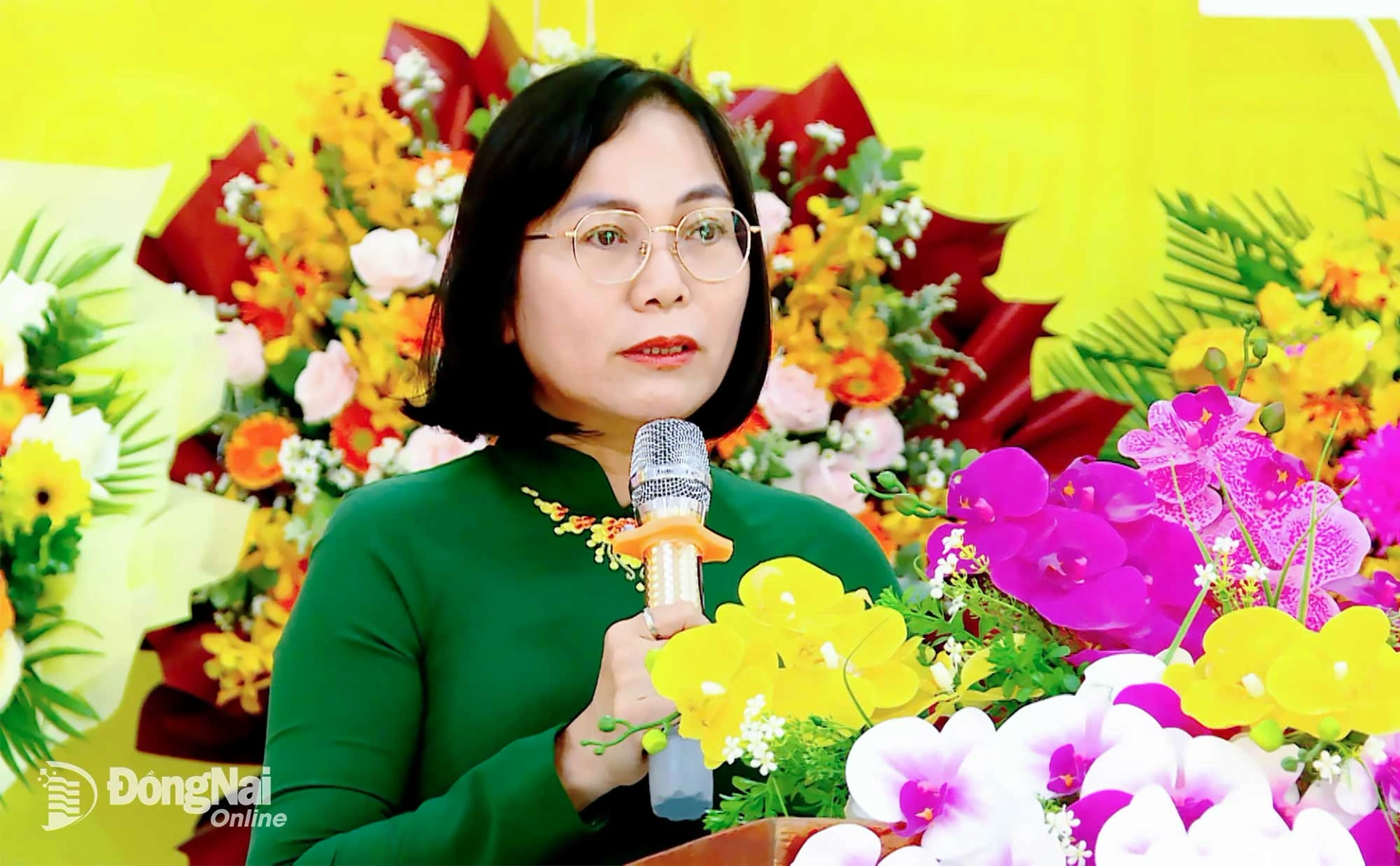 Tỉnh ủy viên, Phó Chủ tịch UBND tỉnh Đồng Nai Nguyễn Thị Hoàng đọc thư chúc mừng của Tỉnh ủy, HĐND, UBND, Ủy ban MTTQ Việt Nam tỉnh nhân ngày 20-11. Ảnh: Nhất Phương