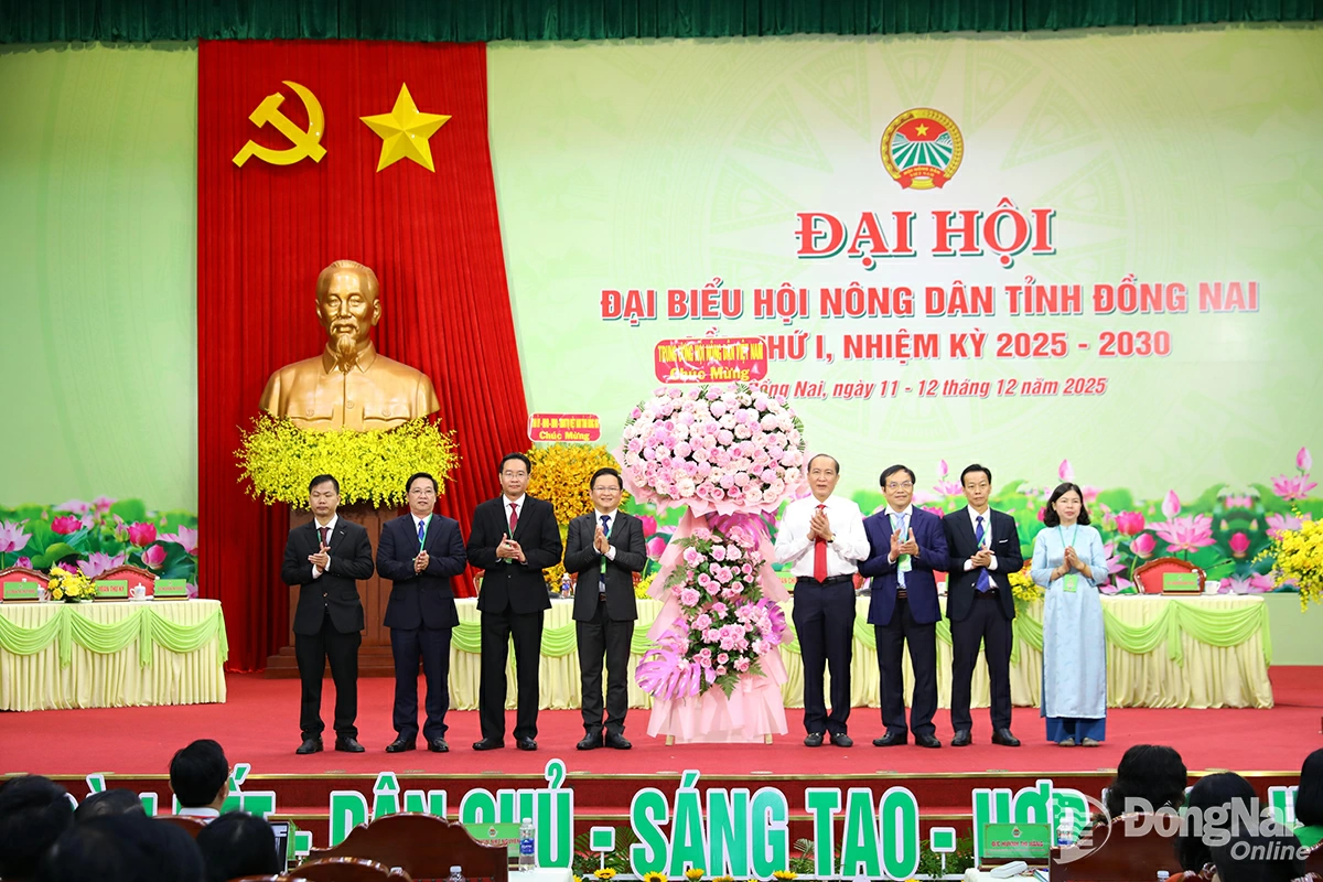 Đồng chí Phan Như Nguyện, Ủy viên Dự khuyết Trung ương Đảng, Phó Chủ tịch Thường trực Ban Chấp hành Trung ương Hội Nông dân Việt Nam tặng hoa chúc mừng đại hội. Ảnh: Huy Anh