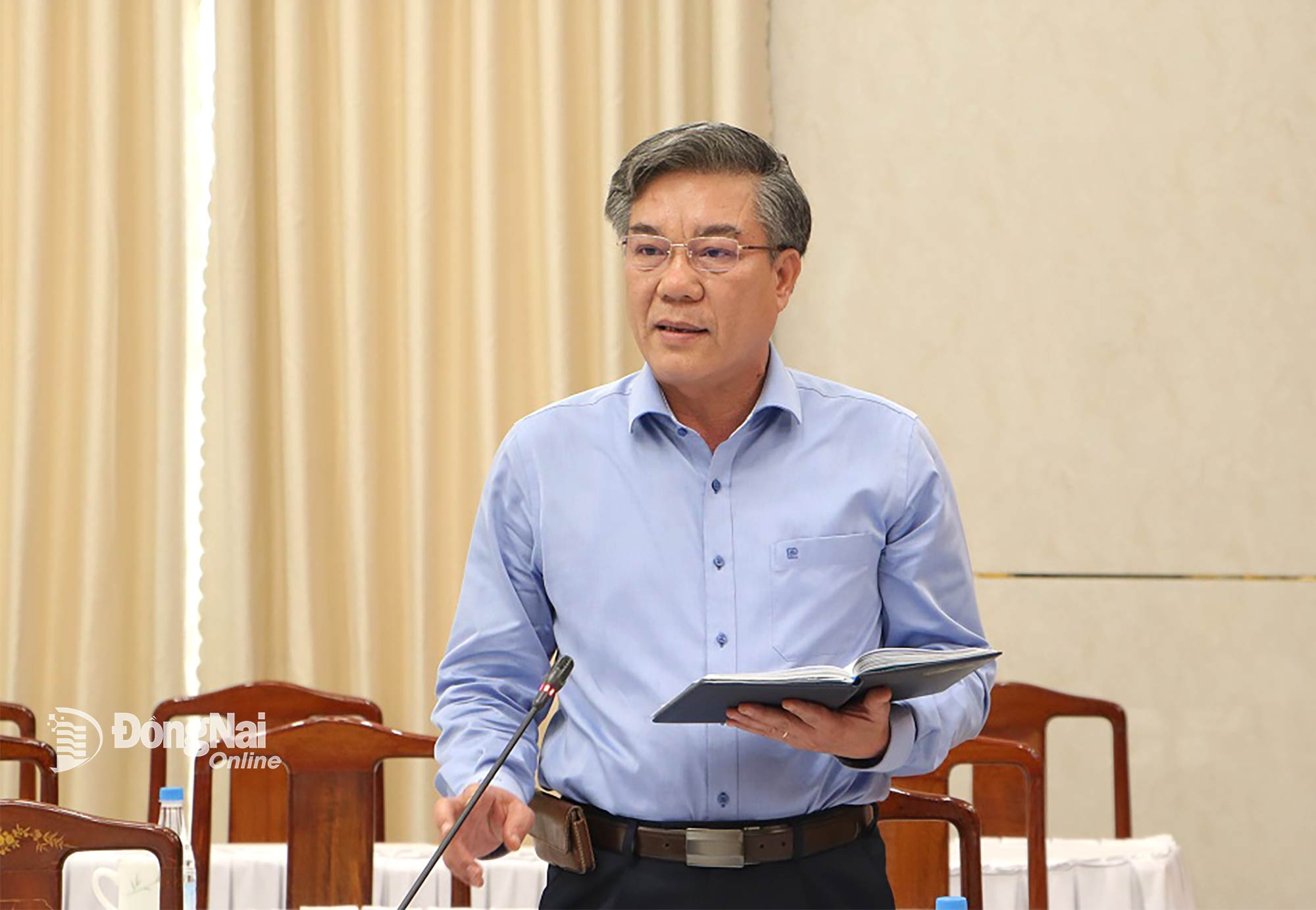 Ủy viên Ban Thường vụ Tỉnh ủy, Bí thư Đảng ủy, Chủ tịch HĐND xã Long Thành Dương Minh Dũng phát biểu tại cuộc họp. Ảnh: Phạm Tùng