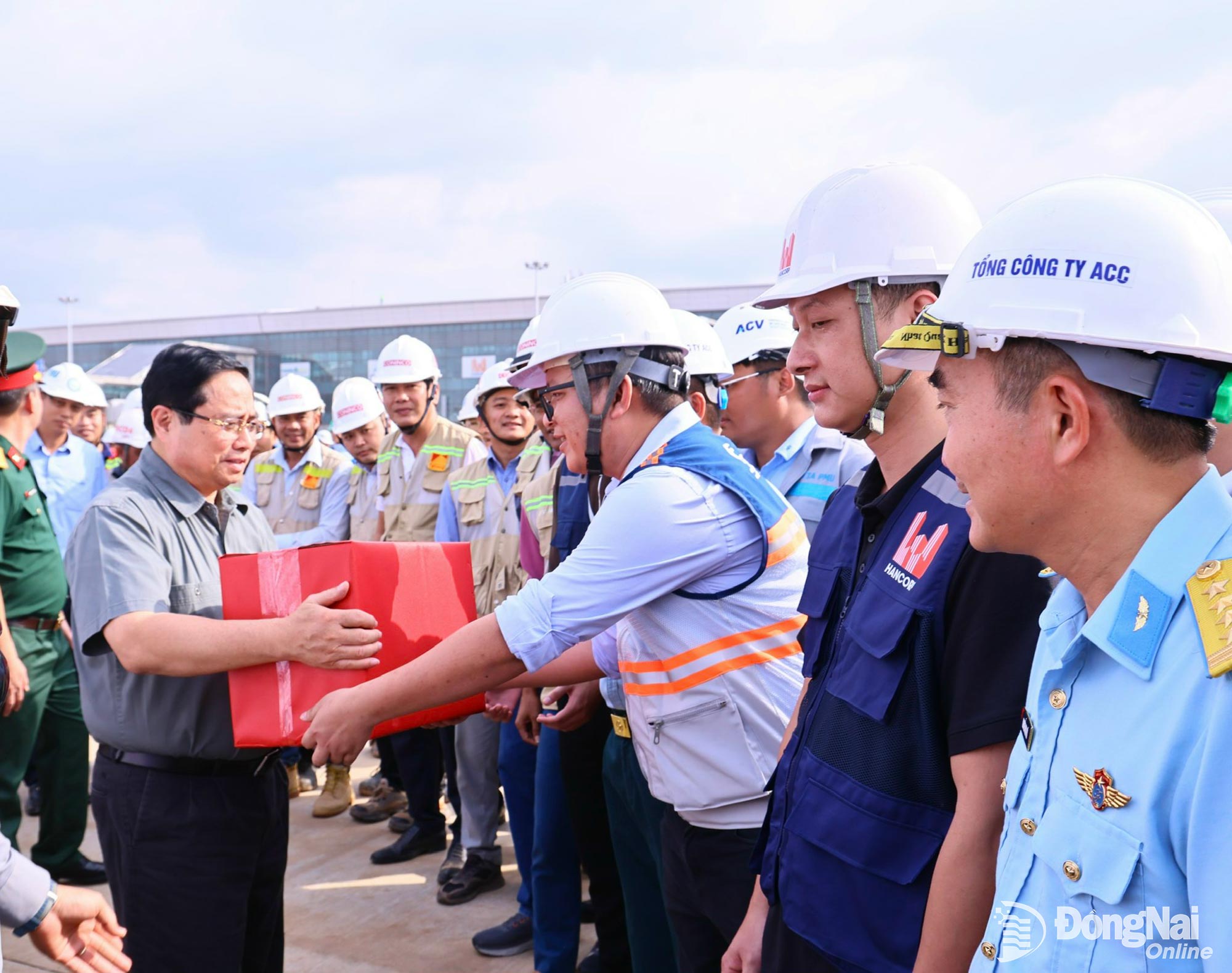 Thủ tướng Chính phủ Phạm Minh Chính tặng quà động viên lực lượng thi công Dự án Sân bay Long Thành. Ảnh: Công Nghĩa