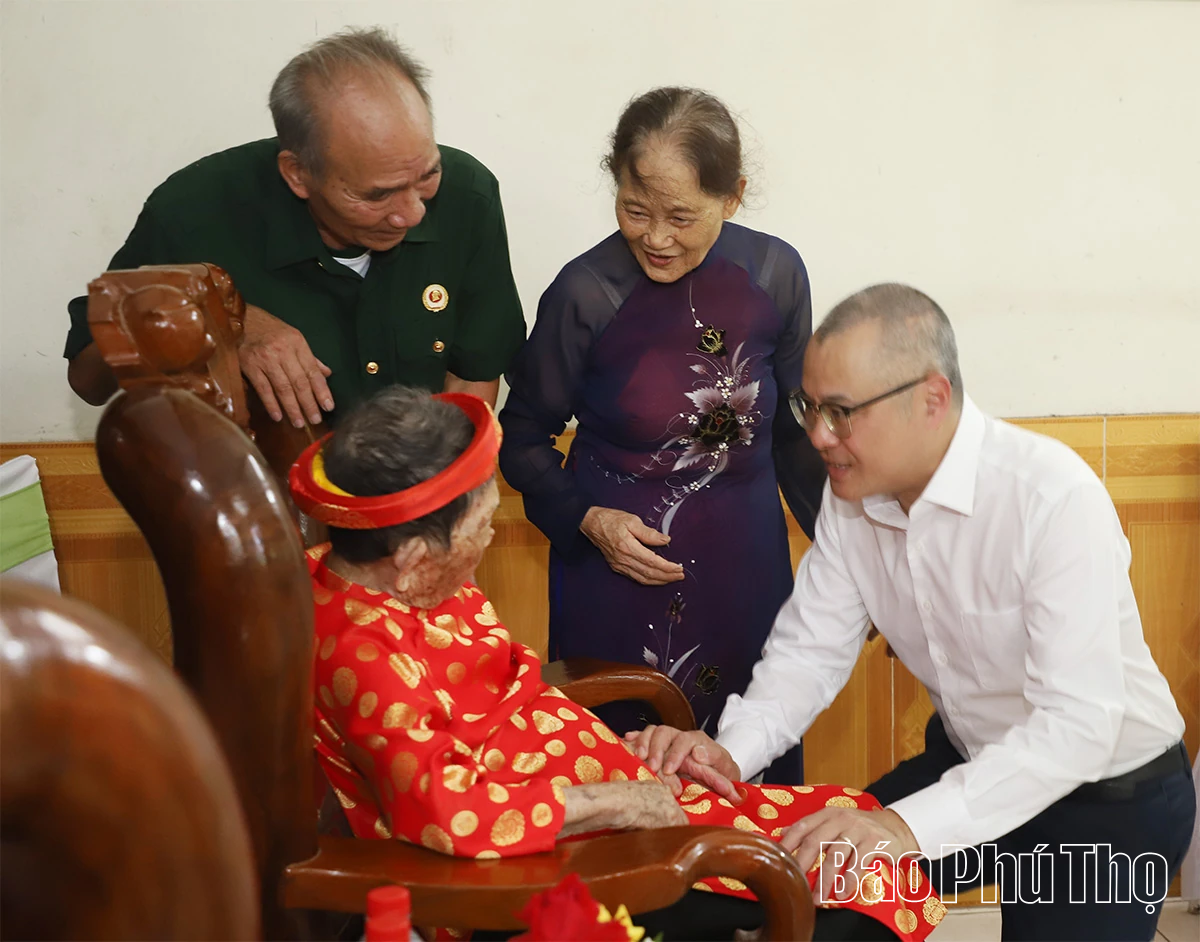 Thủ tướng Chính phủ Lê Minh Hưng thăm, tặng quà gia đình chính sách tại tỉnh Phú Thọ