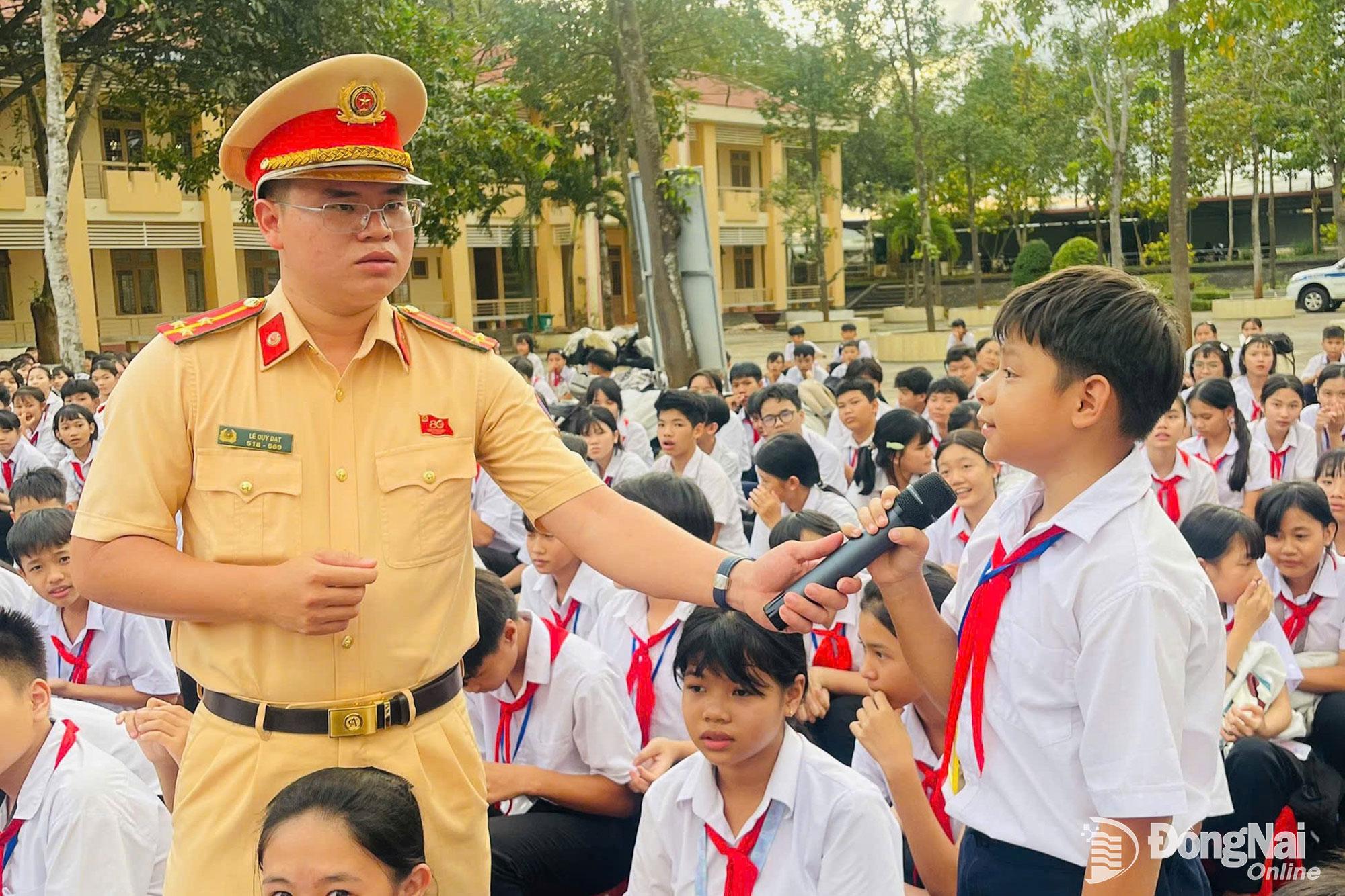 Trạm Cảnh sát giao thông Đồng Phú (Phòng Cảnh sát giao thông Công an tỉnh Đồng Nai) tuyên truyền pháp luật và kiến thức an toàn giao thông cho học sinh, giáo viên Trường THPT và THCS Đồng Tiến (xã Đồng Tâm, tỉnh Đồng Nai). Ảnh: Hoàng Lan