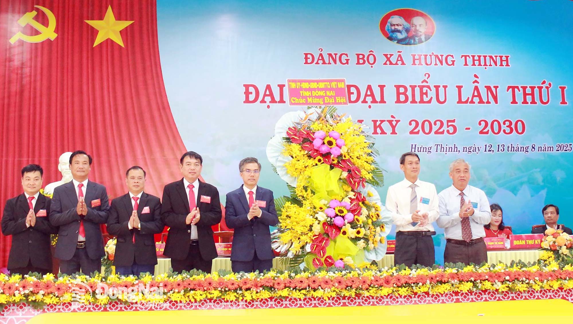 Tỉnh ủy viên, Phó trưởng Ban Tổ chức Tỉnh ủy Đỗ Đức Hòa tặng lẵng hoa của Tỉnh ủy - HĐND - UBND - Ủy ban MTTQ Việt Nam tỉnh chúc mừng đại hội. N.Hòa